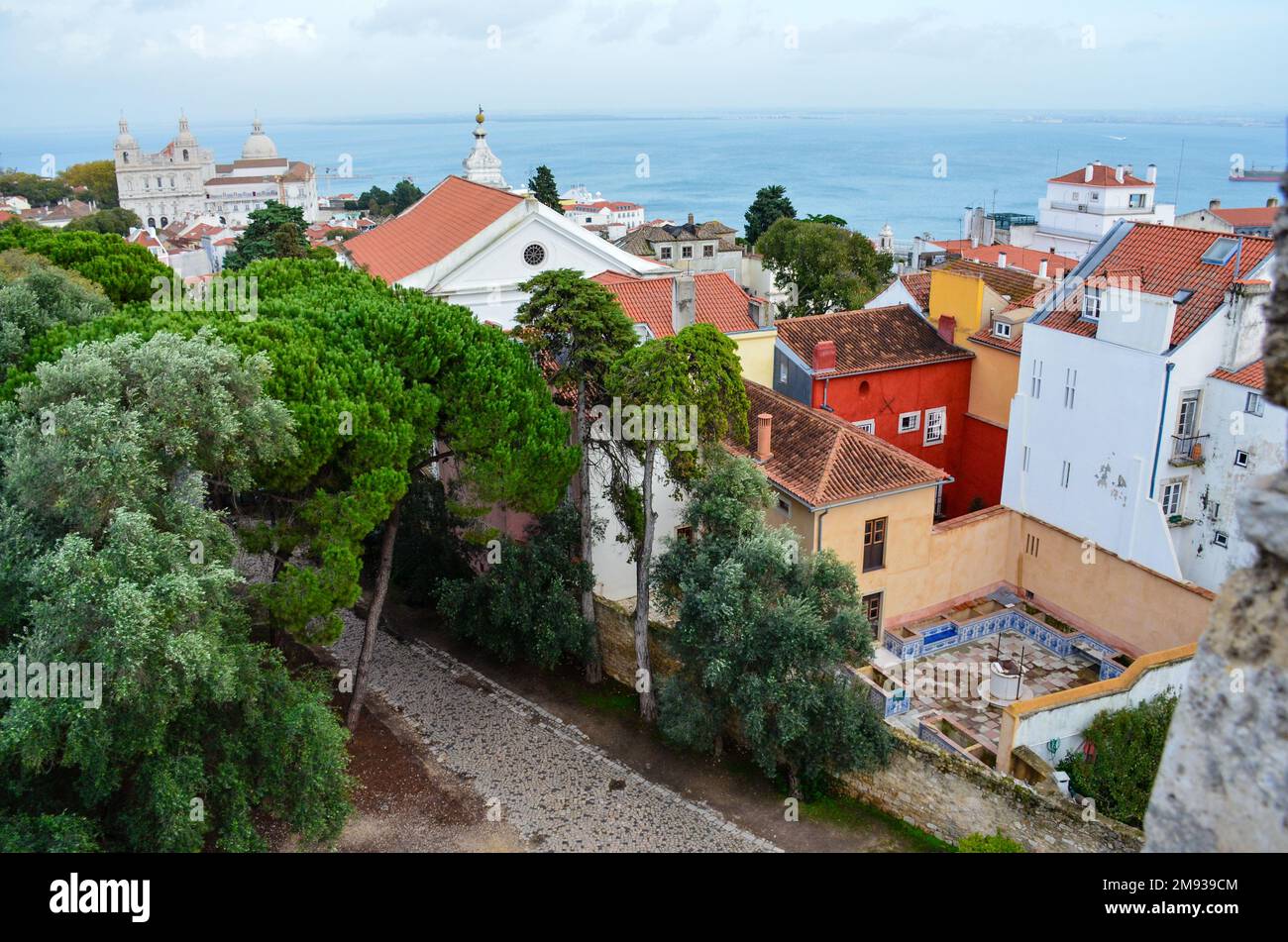 Castelo de S. Jorge. St. George Castle in Lissabon, Portugal. Historisches Zentrum von Lissabon vom Schloss São Jorge. November 2022. Stockfoto