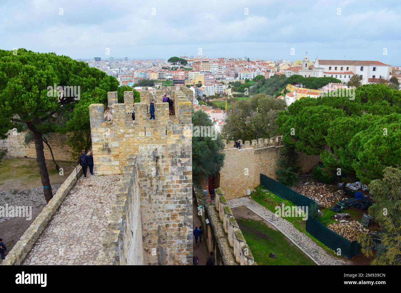 Castelo de S. Jorge. St. George Castle in Lissabon, Portugal. Sie stehen auf dem Schloss mit Blick auf das historische Zentrum von Lissabon. November 2022. Stockfoto