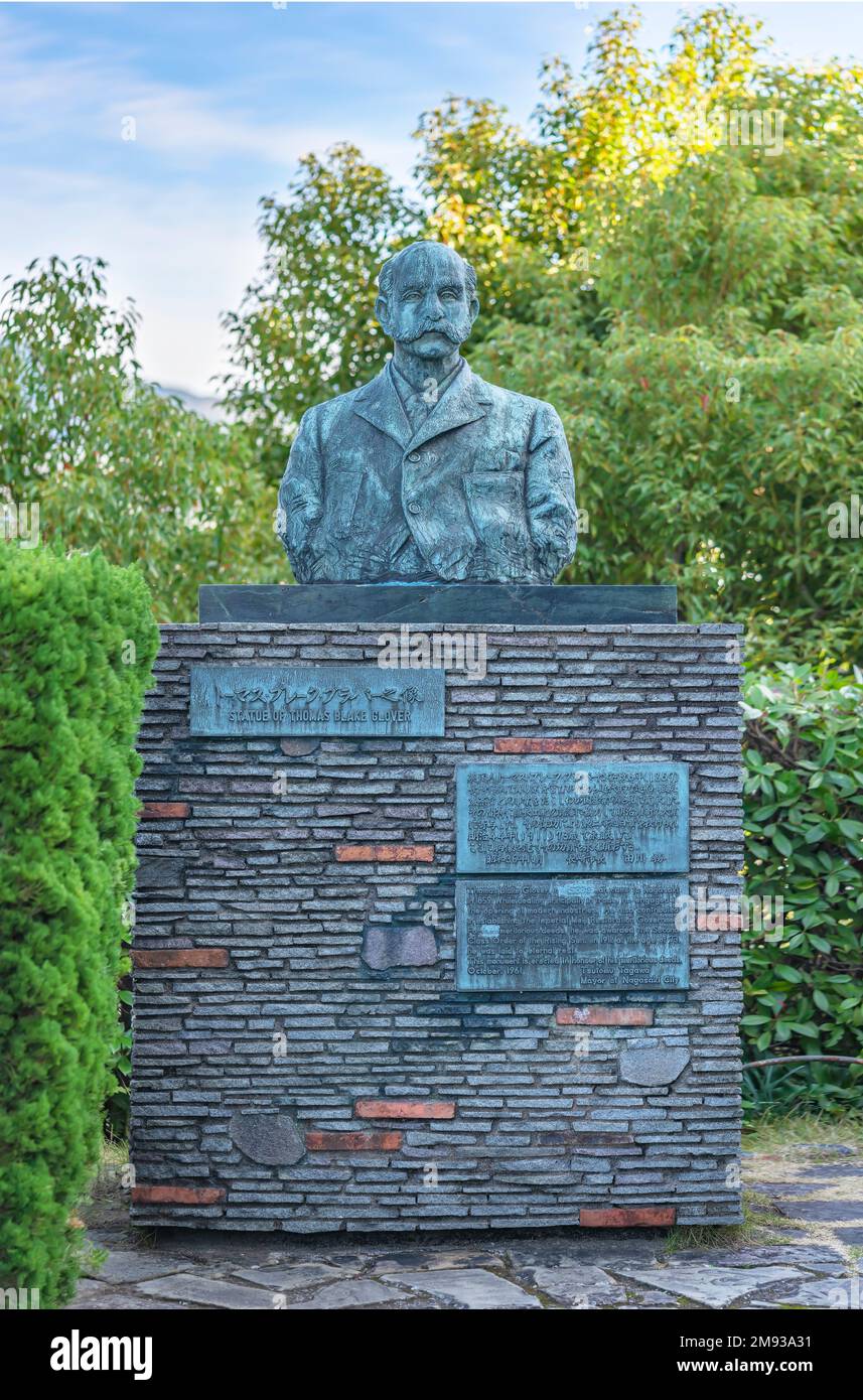 nagasaki, kyushu - dezember 13 2022: Steinsockel gekrönt von einer Bronzestatue des schotten Thomas Blake Glover, der 1961 zu Ehren von Hi errichtet wurde Stockfoto