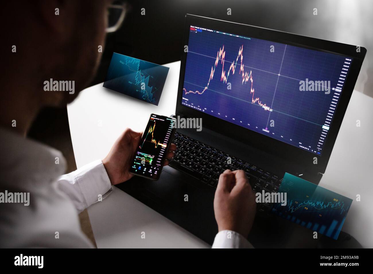 Preistabelle auf digitalem Austausch prüfen. Forex Trading Agency Worker überprüft das Gewinnwachstum. Eine weitere Krise kommt und die Preise in den Charts fallen. Finanzunternehmen Börsendiagramm, Krypto, Blockchain Datenanalyse Bericht Analyse. Geschäftsmann, der an Finanzberichten arbeitet. Binar. Börsenmakler. . Hochwertiges Foto Stockfoto
