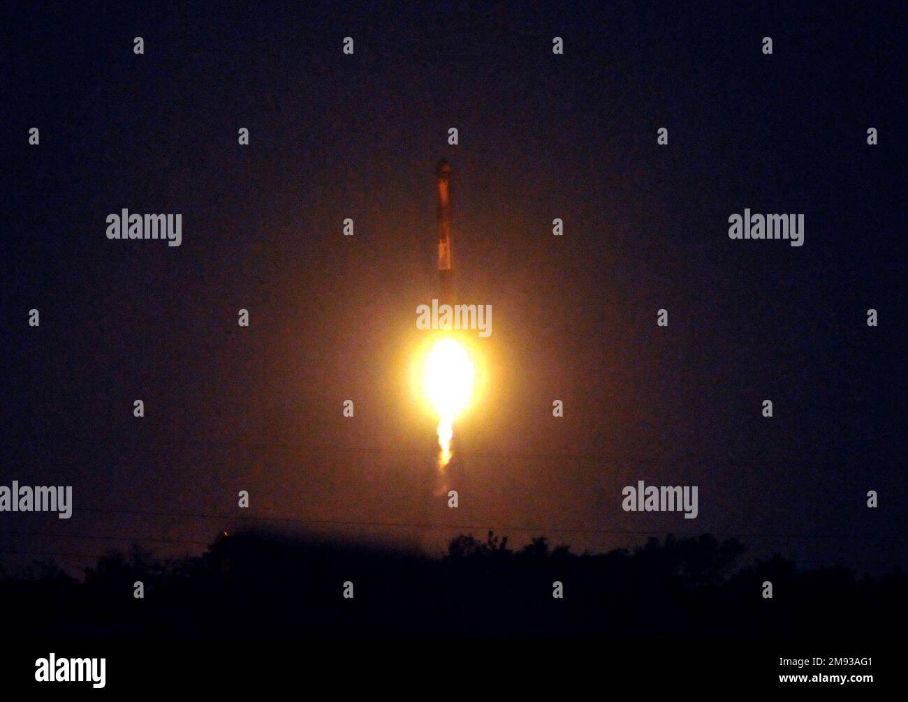 Cape Canaveral, Florida, USA. 15. Januar 2023. SpaceX startete einen Falcon Heavy Secret Air Force Launh vom LC-39A Kennedy Space Center 8 Minuten nach dem Start landeten die beiden Hauptbooster in der Cape Canaveral Space Force Station um LZ1 und LZ2 Credit: Julian Leek/Alamy Live News Stockfoto