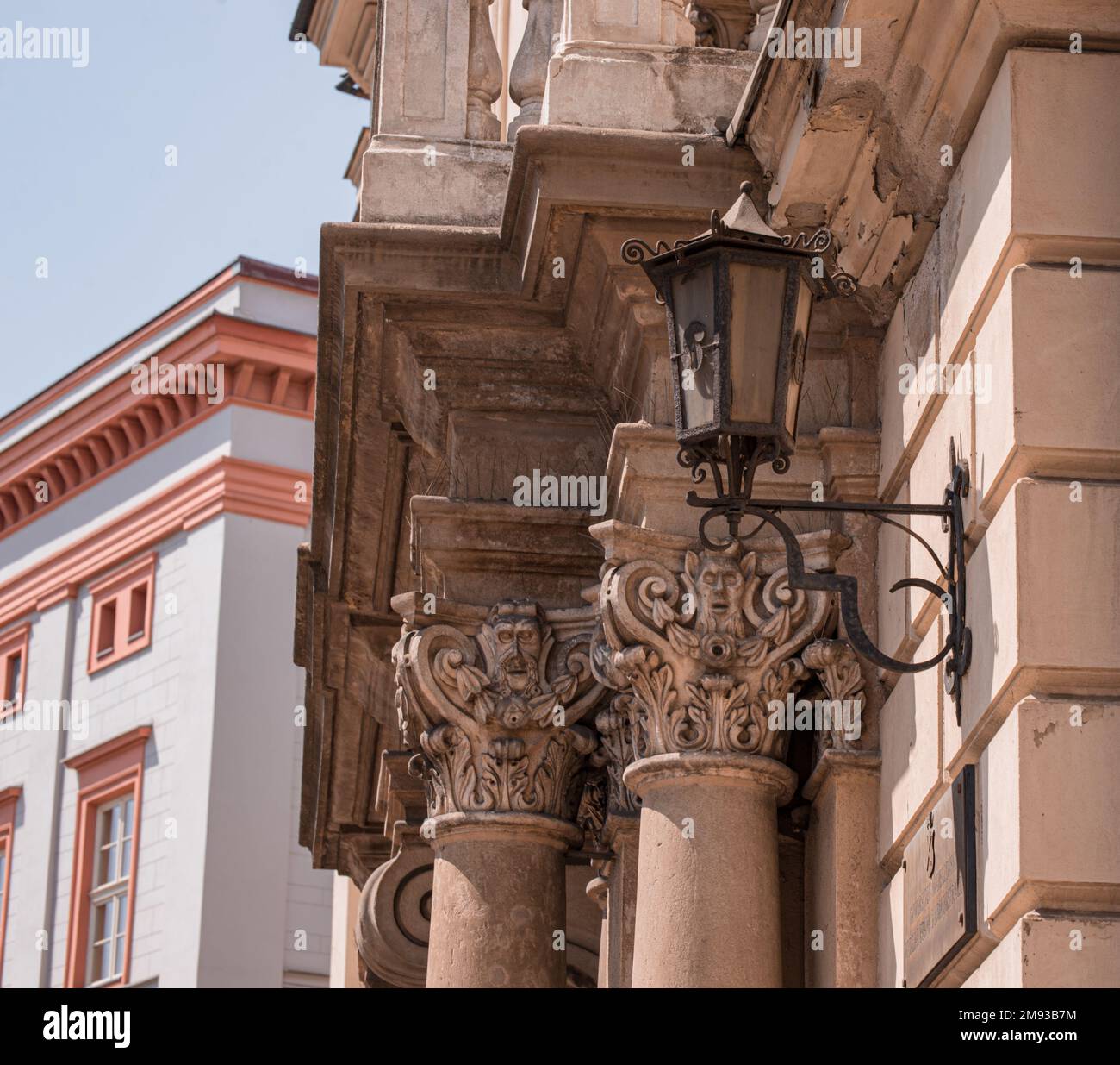 Architektur von Krakau. Straßenlaternen und Elemente von Säulen auf den Straßen der Altstadt. Stockfoto