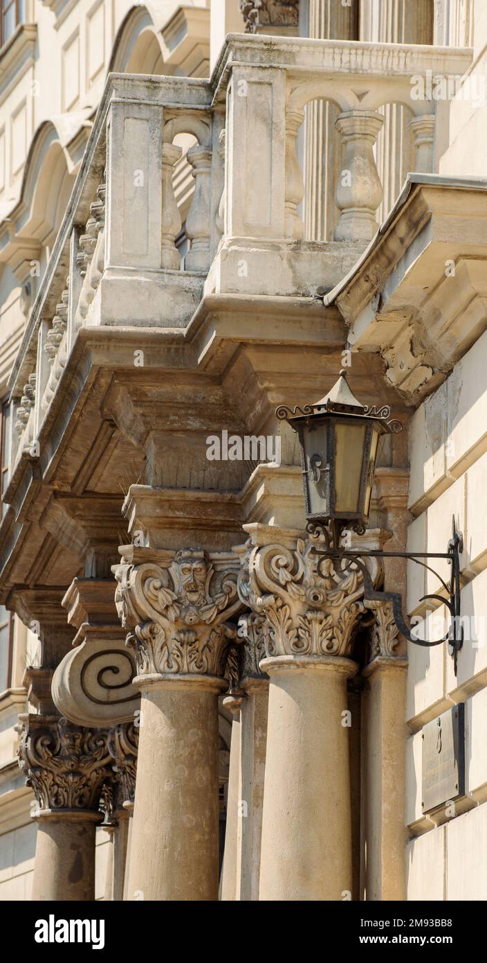 Architektur von Krakau. Straßenlaternen und Elemente von Säulen auf den Straßen der Altstadt. Stockfoto