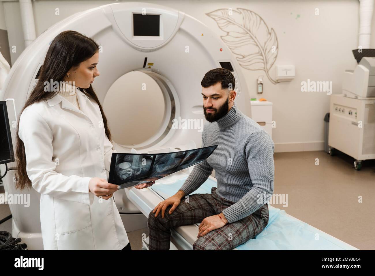 CTArzt, der den Patienten konsultiert und dem Patienten im