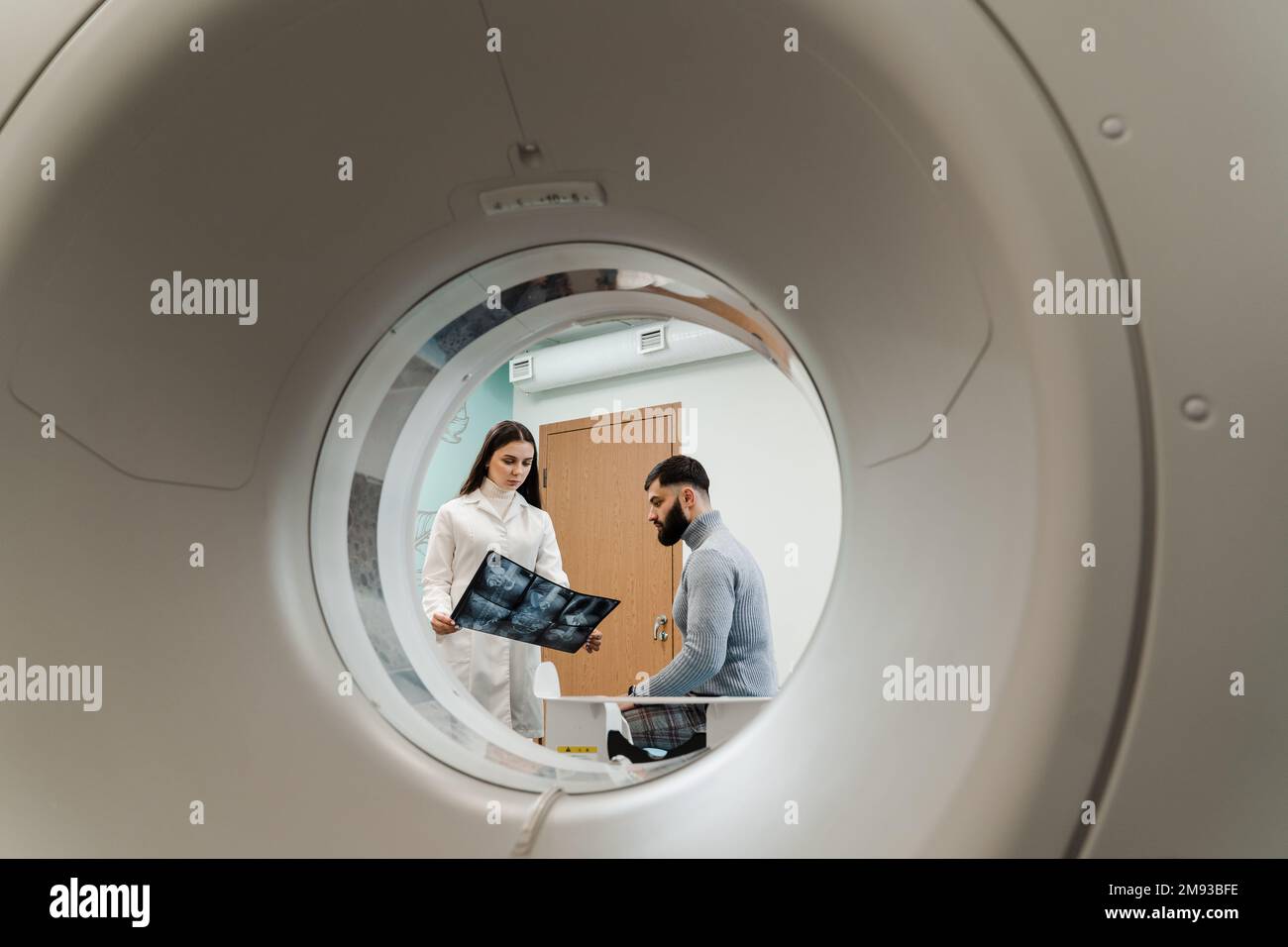 Sprechstunde nach MRT-Untersuchung in der Medizinischen Klinik. Der MRT-Arzt zeigt ein Röntgenbild des Abdomens eines Patienten Stockfoto