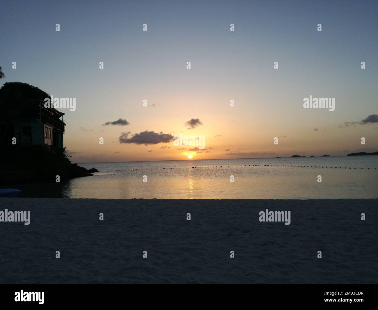 Antigua wunderschöner Sonnenuntergang am Meer Stockfoto
