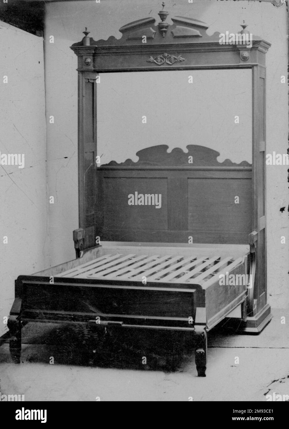 Higgins Salon Schrank/Bett, Bett, Amerikanische Küche. , Ca. 1870 Zoll TinType, 4 3/8 x 3 1/8 Zoll (11,1 x 7,9 cm). Dekorative Kunst ca. 1870 Stockfoto