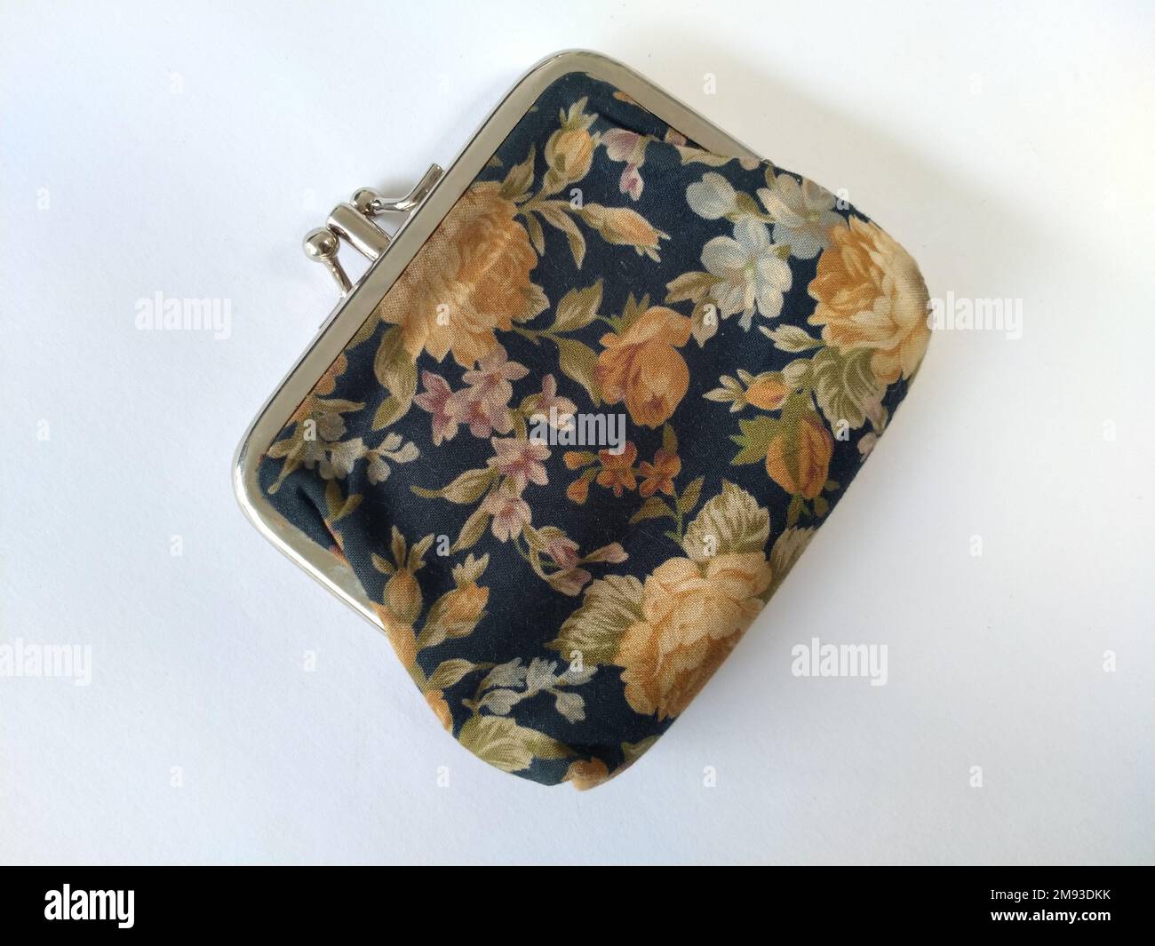 Nahaufnahme einer wunderschönen Geldbörse auf weißem Hintergrund Stockfoto