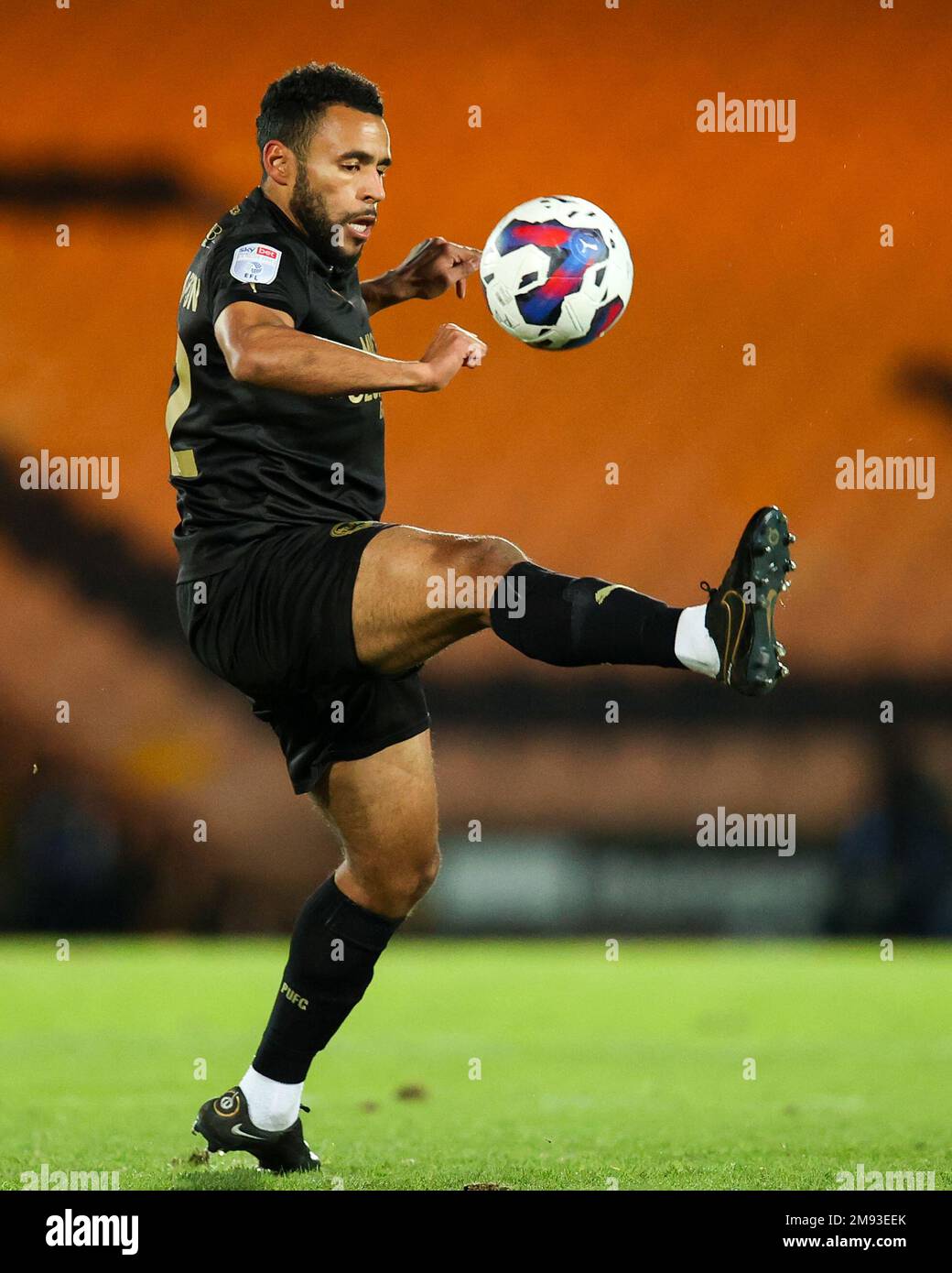 Nathan Thompson von Peterborough United kontrolliert den Ball während des Sky Bet League 1-Spiels Port Vale vs Peterborough in Vale Park, Burslem, Großbritannien, 16. Januar 2023 (Foto: Nick Browning/News Images) Stockfoto