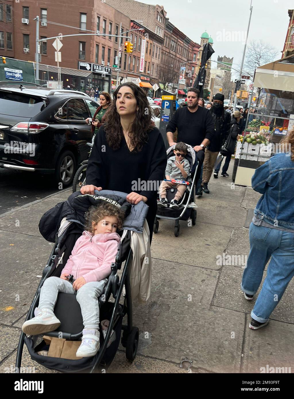 Eltern, die Kinderwagen entlang der 7. Avenue in der Park Slope Nachbarschaft schieben, was daran erinnert, dass es eine Familiengemeinde in Brooklyn, New York, ist. Stockfoto