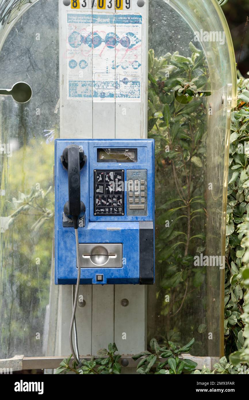 Haifa Israel, januar 13 2023: Altes kaputtes Münztelefon, blaues Münztelefon, das dem Telekommunikationsunternehmen Bezeq gehört. Öffentliches Telefon, Telefonzelle bei C. Stockfoto
