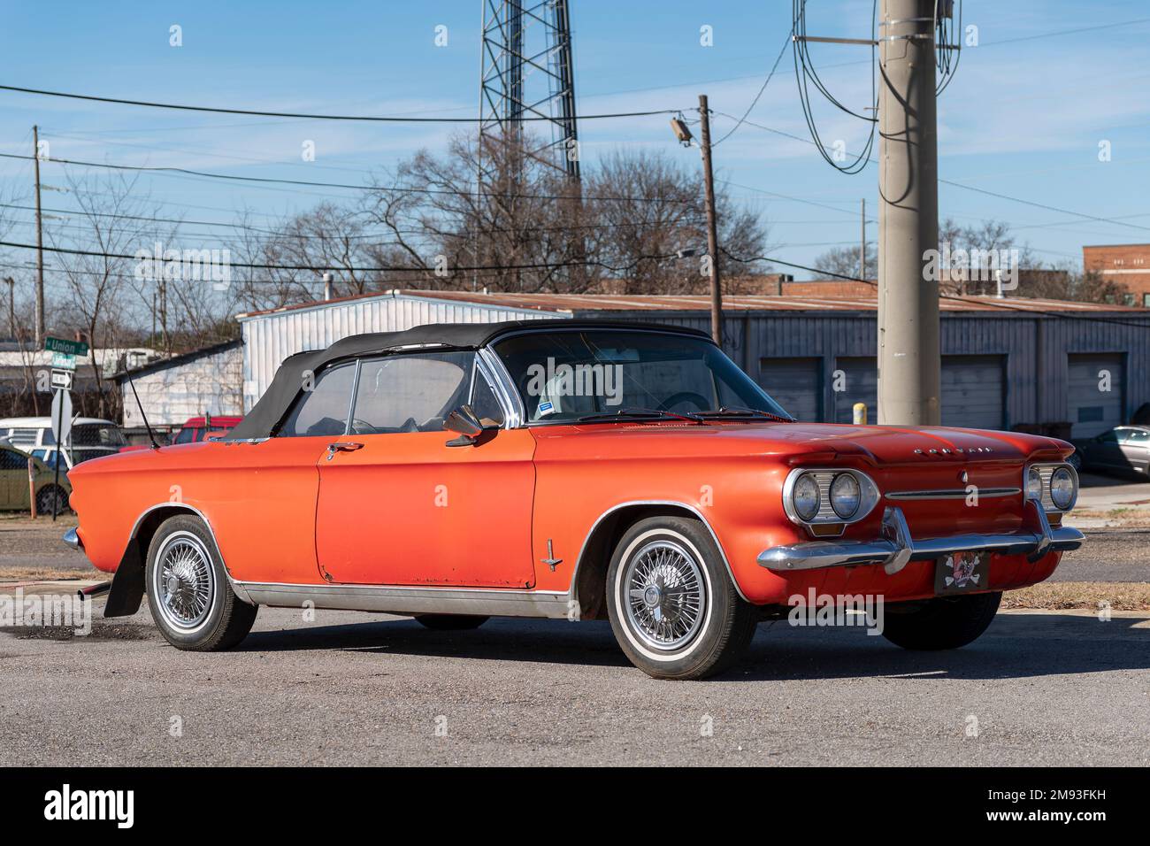 Oldtimer-Cabriolet Chevrolet Corvair 900 Monza Spyder, ein luftgekühlter Heckmotor oder ein Auto, das in Montgomery, Alabama, USA, geparkt ist, 1963 Rot. Stockfoto