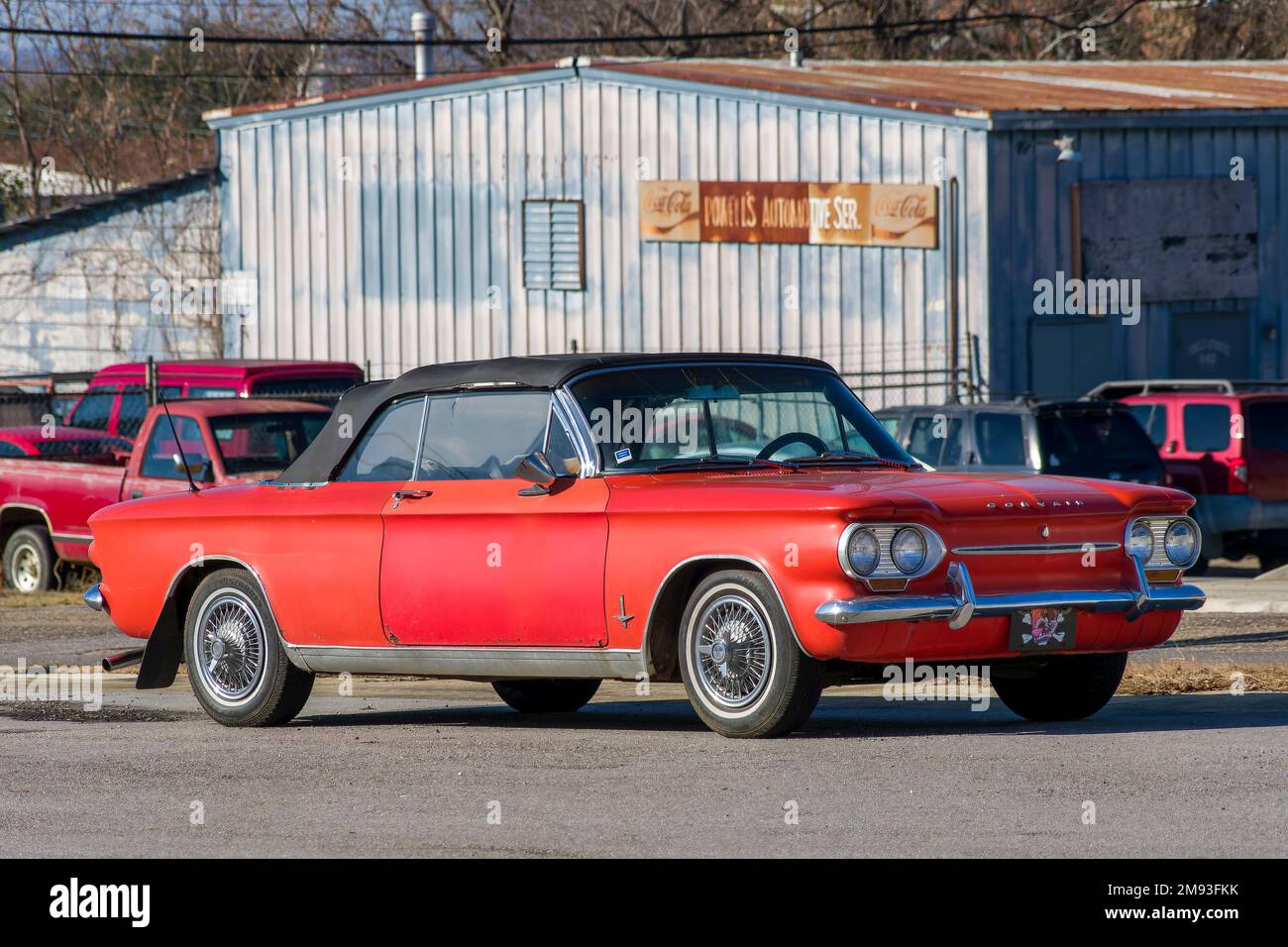 Oldtimer-Cabriolet Chevrolet Corvair 900 Monza Spyder, ein luftgekühlter Heckmotor oder ein Auto, das in Montgomery, Alabama, USA, geparkt ist, 1963 Rot. Stockfoto