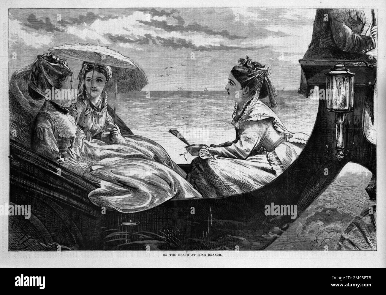 Am Strand in Long Branch Winslow Homer (amerikanisch, 1836-1910). , 1870. Holzgravierung, Blatt: 8 15/16 x 13 3/4 cm (22,7 x 34,9 cm). Das Fahren in einem offenen Reisebus war eine beliebte Freizeitaktivität in Badeorten. Solche Fahrten waren eine tägliche Form sozialer Rituale, die sowohl die Kutsche als auch ihre Bewohner als Objekte zur Schau stellte. Homers radikal gekürzte Komposition reduziert den Trainer (und den männlichen Fahrer) zu einem Rahmen für ein Dreierpack gut gekleideter Schönheiten. Die Betonung des Künstlers auf Details seines Kleides, seines Coiffeurs und seiner Accessoires geht auf die herkömmliche Modeplatte dieses Illustrierers zurück Stockfoto