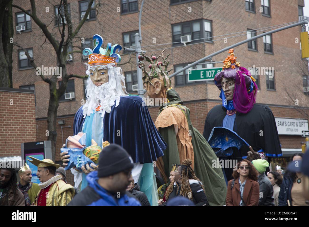 2023 Three Kings Day Parade entlang der 3. Avenue in Spanish Harlem, ausgerichtet von El Museo del Barrio, New Yorks führender lateinamerikanischer Kulturinstitution. Eine der großen künstlerischen Puppen des El Museo del Barrio, die jedes Jahr die Parade leiten. Stockfoto