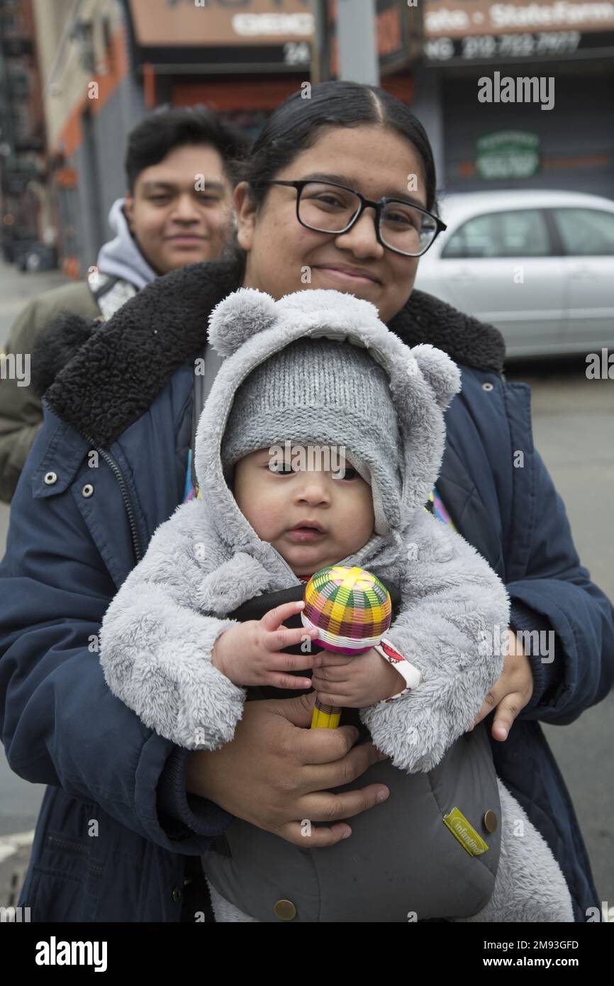 2023 Three Kings Day Parade entlang der 3. Avenue in Spanish Harlem, ausgerichtet von El Museo del Barrio, New Yorks führender lateinamerikanischer Kulturinstitution. Eine der großen künstlerischen Puppen des El Museo del Barrio, die jedes Jahr die Parade leiten. Stockfoto