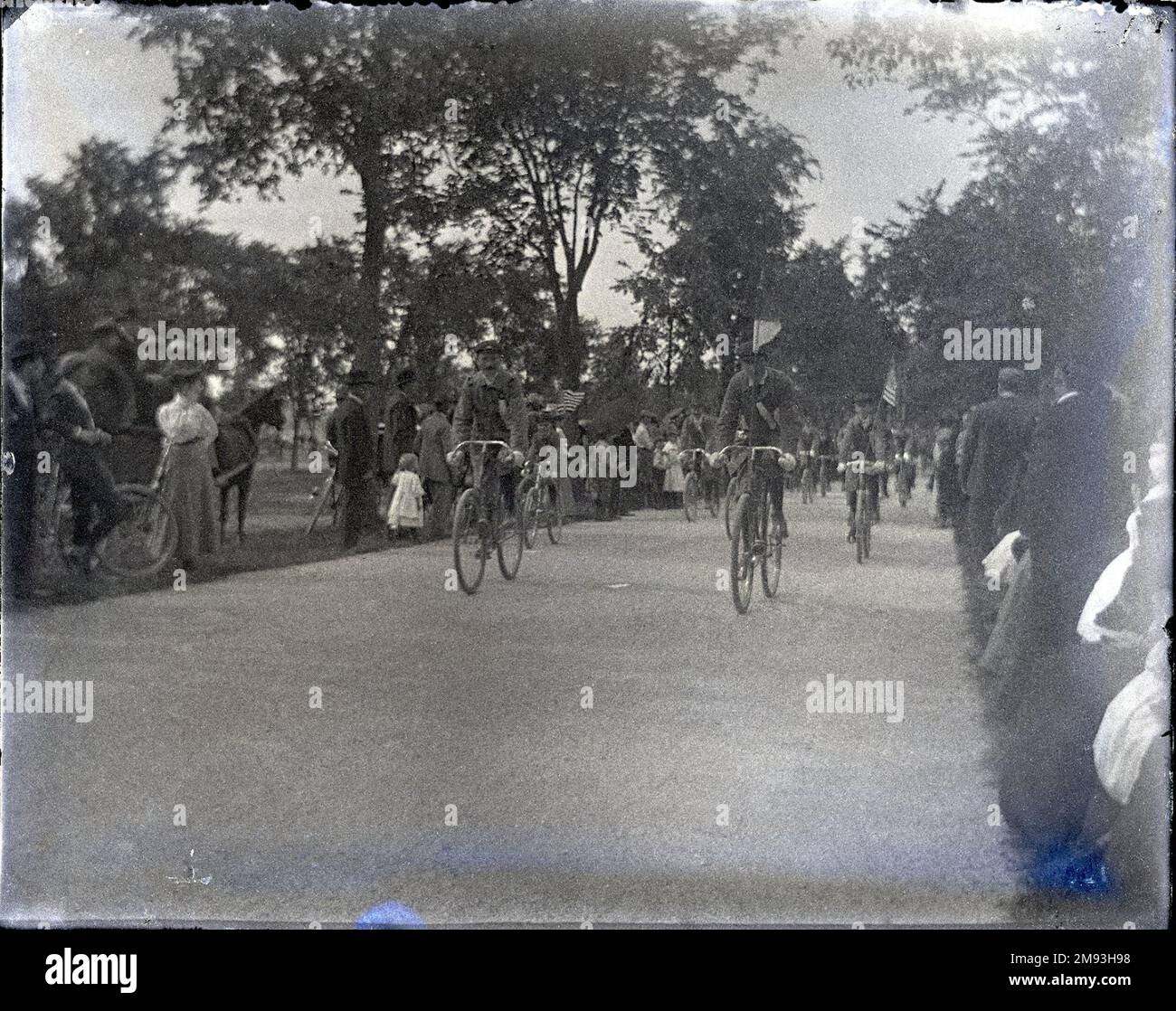 Eröffnung von Coney Island Cycle Path Edgar S. Thomson (amerikanisch, aktiv 1890er-1900er). , 1896. Glasplatte negativ dieser Fahrradweg, im Zentrum des Grand Ocean Parkway, wird noch heute genutzt. Es erstreckt sich vom Prospect Park bis nach Coney Island und bietet leichten Zugang zum Strand von den zentralen Teilen von Brooklyn. Um die Jahrhundertwende machte eine neue Art von sichereren Fahrrädern das Fahrradfahren billiger und einfacher und trug dazu bei, dass das Fahrrad sowohl von Männern als auch von Frauen in Freizeit und im Transport weit verbreitet war. Das Fahrrad wurde auch zu einem Symbol für freie, mobile Frauen und war ein wichtiger Stockfoto