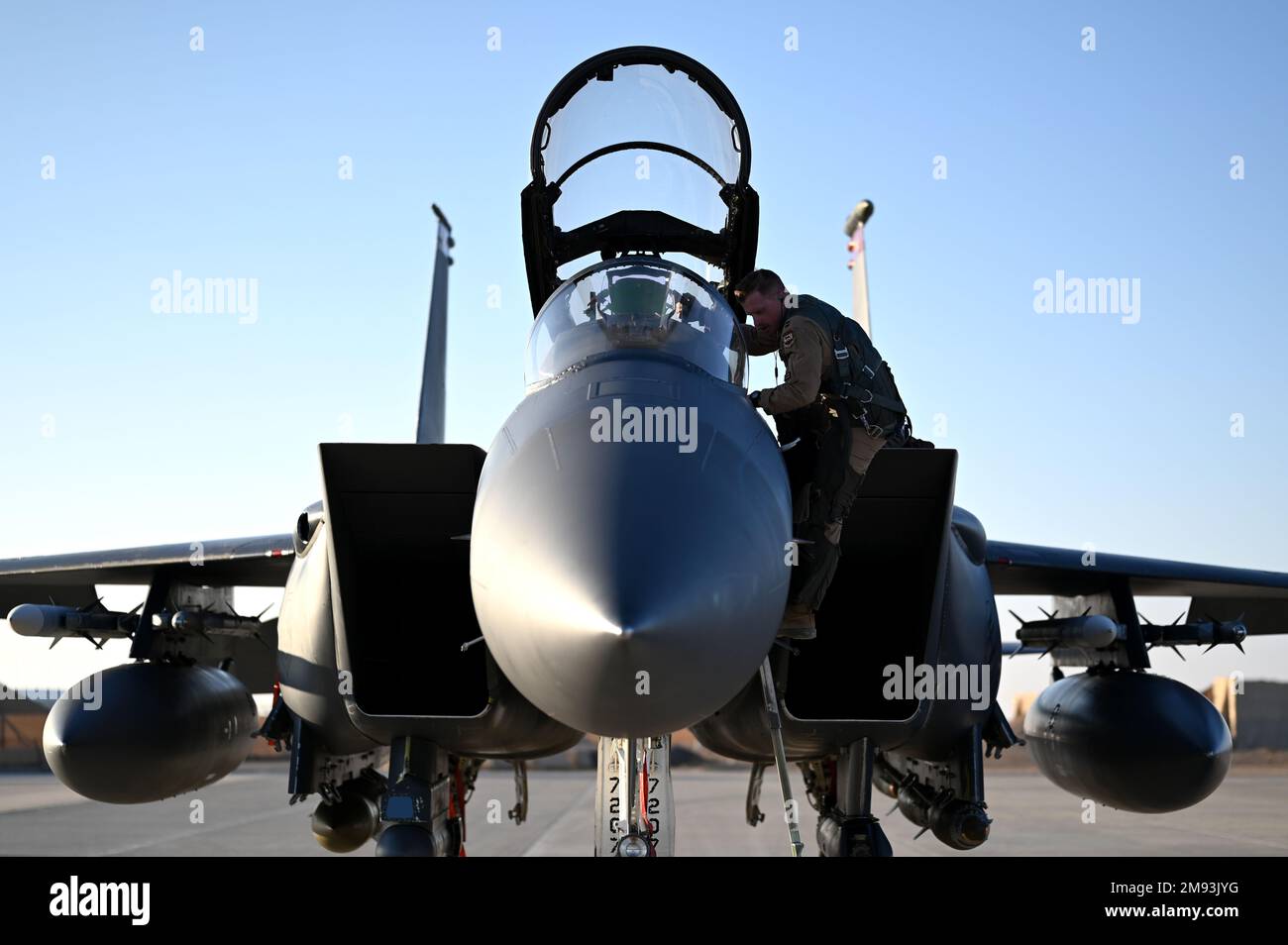 EIN US-AMERIKANISCHER Air Force F-15E Strike Eagle Waffensystem-Offizier der 389. Expeditionary Fighter Squadron, führt Vorflugkontrollen an einem geheimen Ort innerhalb der USA durch Verantwortungsbereich des Zentralkommandos. 29. Dezember 2022. Eine HC-130J Combat King II Crew und Expeditionswartung Airmen holten zwei F-15Es zurück, nachdem das Wetter Piloten zwang, auf einen alternativen Flugplatz innerhalb der CENTCOM AOR umzuleiten. (USA Air Force Foto von Staff Sgt. Gerald R. Willis) Stockfoto