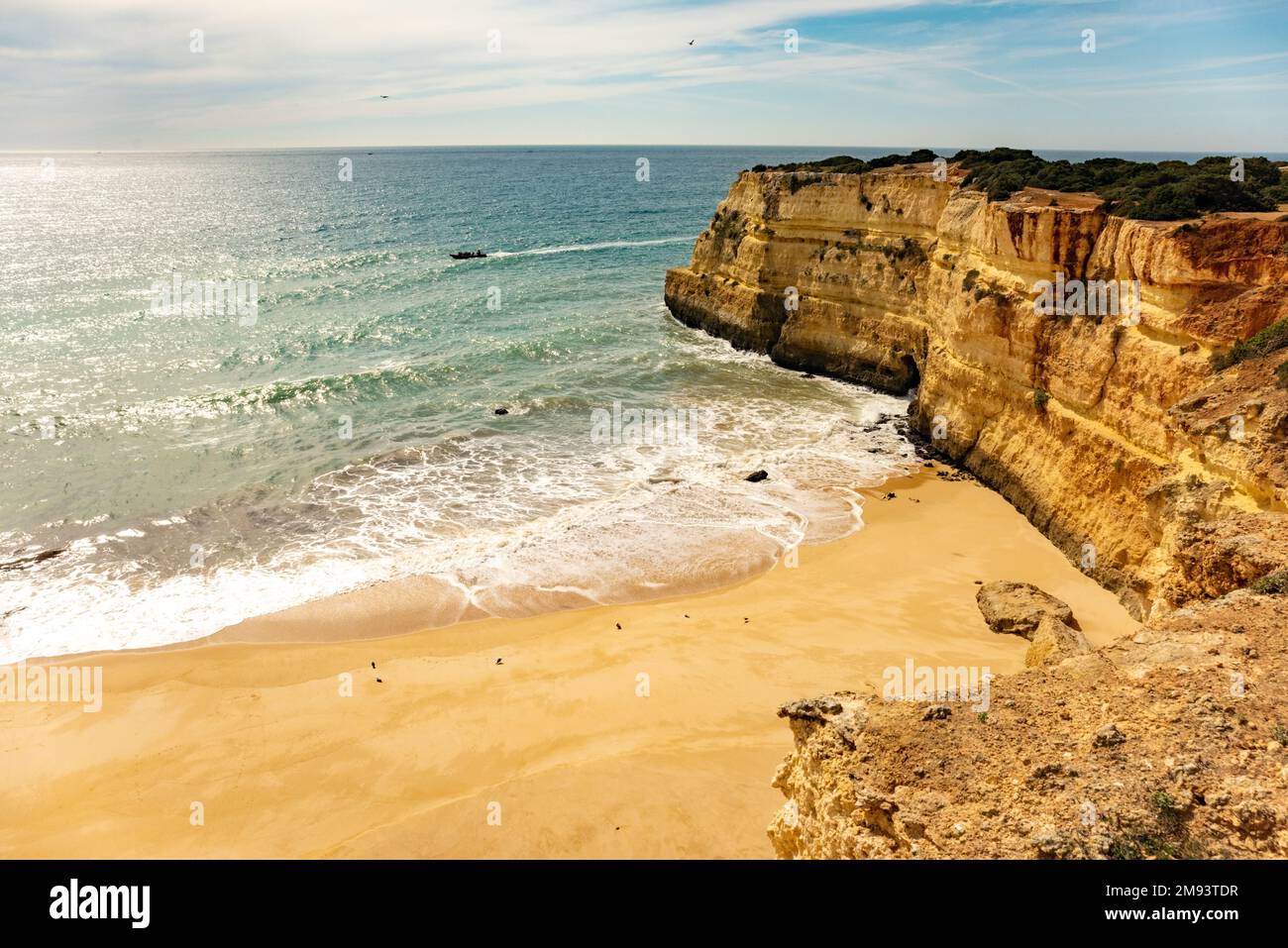 Natürliche Höhlen und Strand, Algarve Portugal. Felsbögen von sieben Hängenden Tälern und türkisfarbenes Meerwasser an der Küste Portugals in der Region Algarve Stockfoto