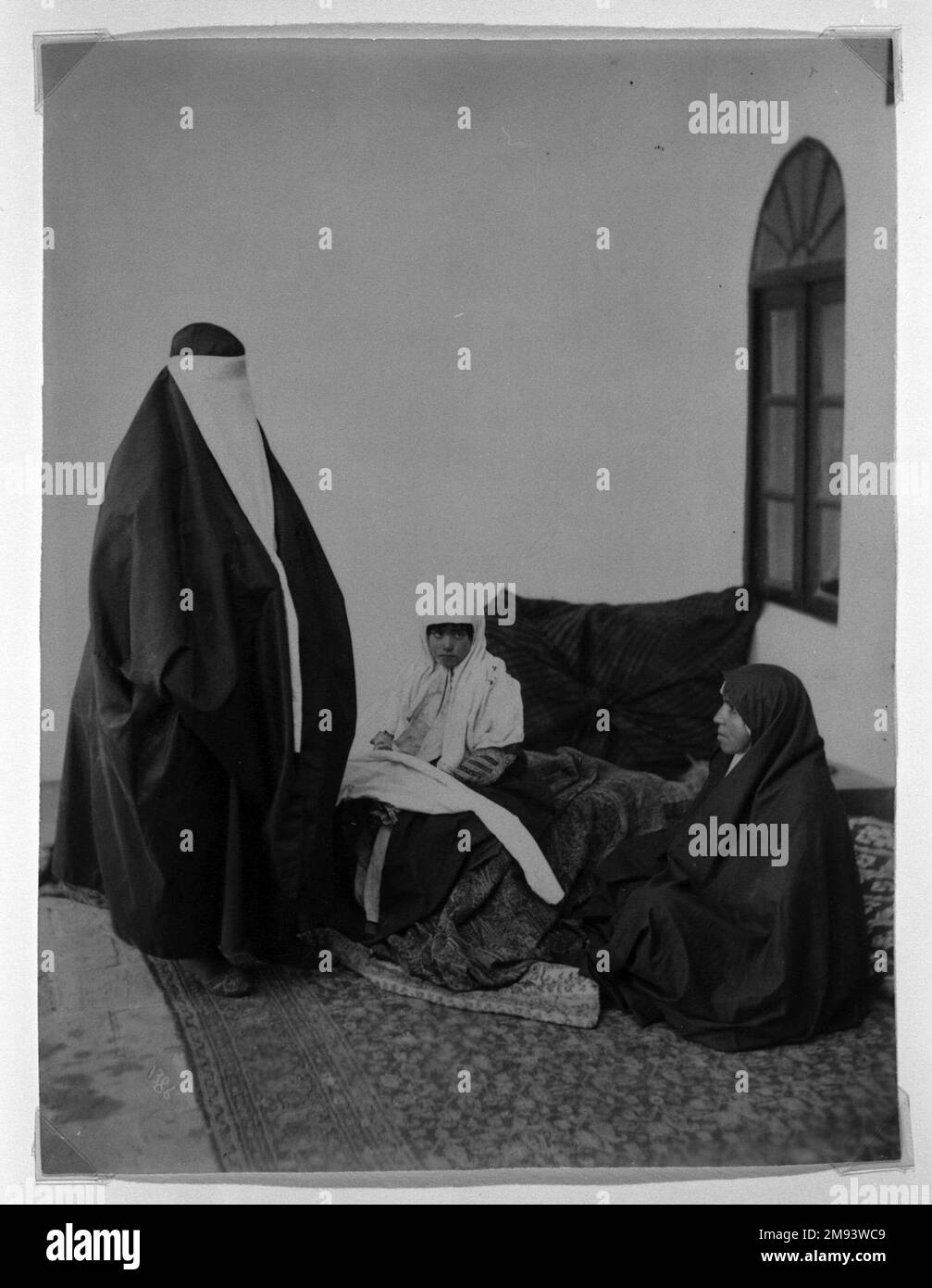 Zwei verschleierte Frauen und ein Kind, möglicherweise Antoin Sevruguin. Zwei verschleierte Frauen und ein Kind, Ende des 19. Jahrhunderts. Fotografie in Albumsilber, 9 1/8 x 6 3/16 cm (23,2 x 15,7 cm). Kunst der islamischen Welt Ende des 19. Jahrhunderts Stockfoto