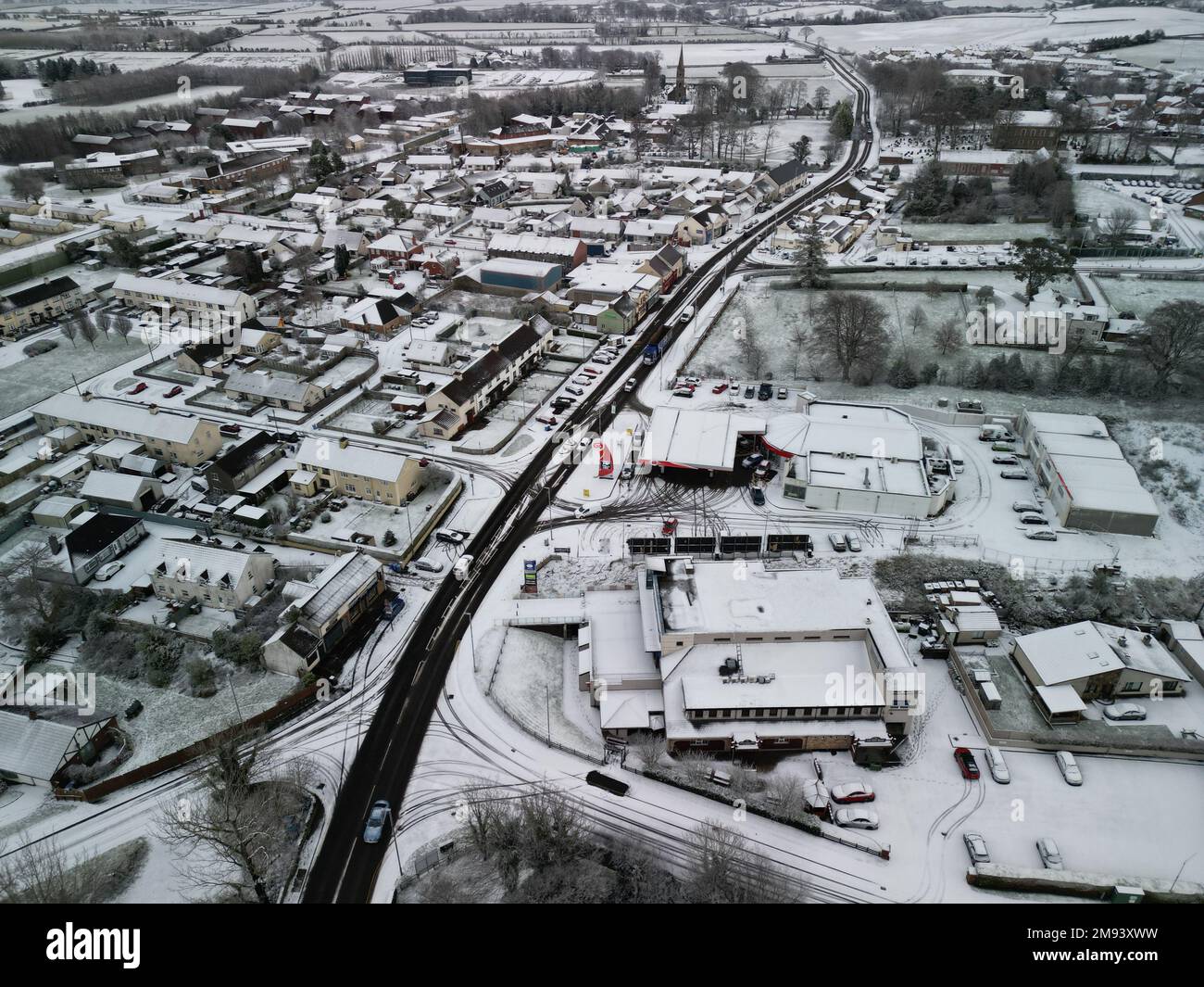 Januar 2023, Luftaufnahmen von Ballykelly nach einem unerwarteten Schneeschauer bedeckt die Stadt. Stockfoto