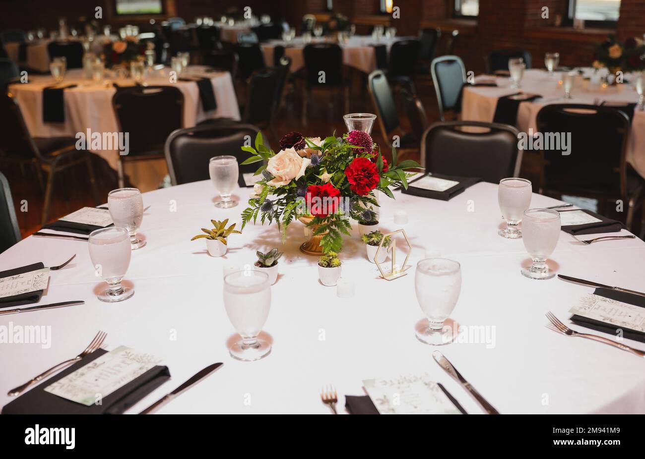 Hochzeitstisch Tische Blumen Alkoholempfang Feier Kerzen Stockfoto