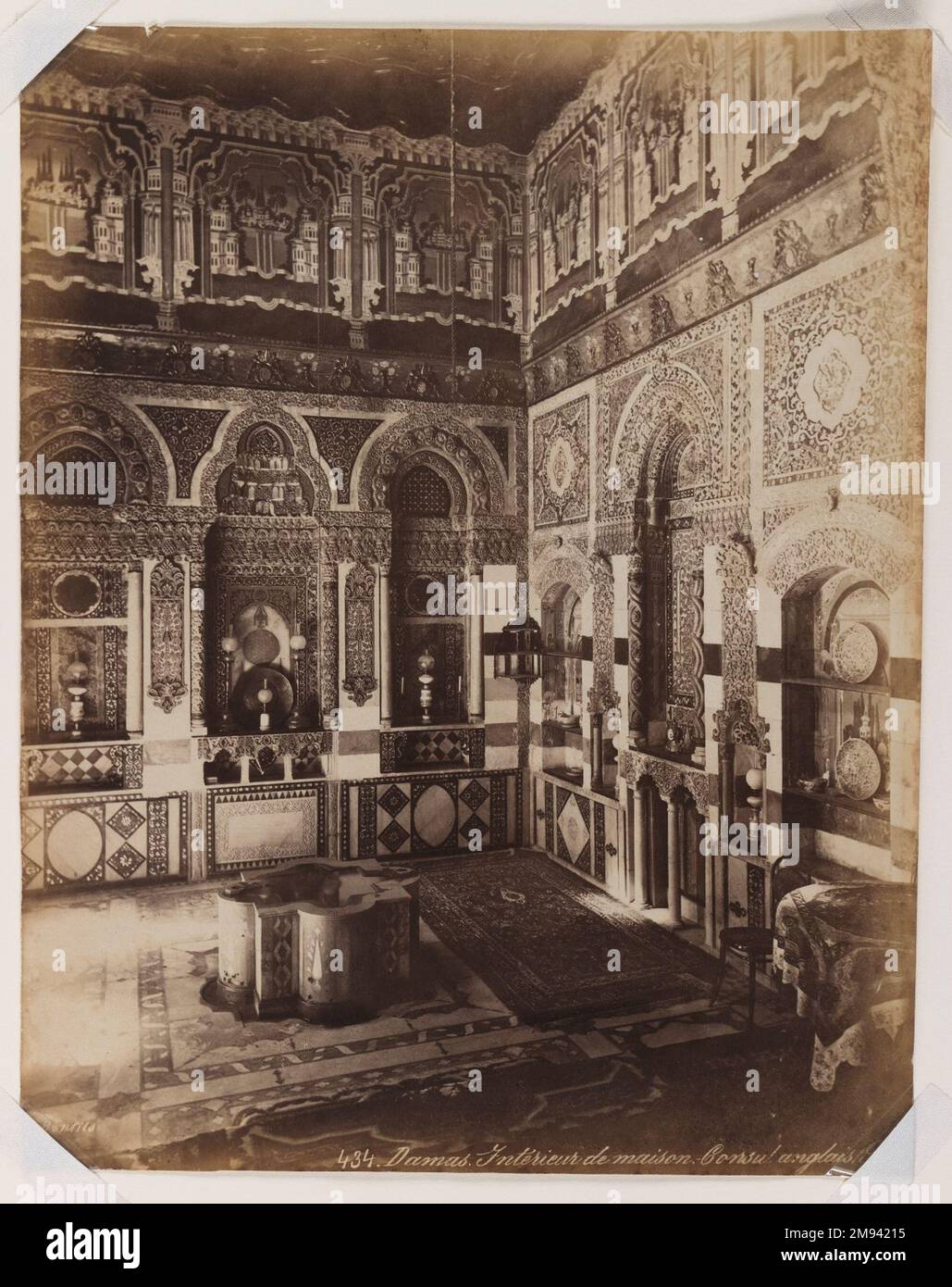 Damaskus- Interieur des Britischen Konsulats Felix Bonfils (Französisch, 1831-1885). Damaskus - Interior des britischen Konsulats, nach 1867. Fotografie in Albumsilber, 14 x 10in. (35,6 x 25,4cm). Kunst der islamischen Welt nach 1867 Stockfoto