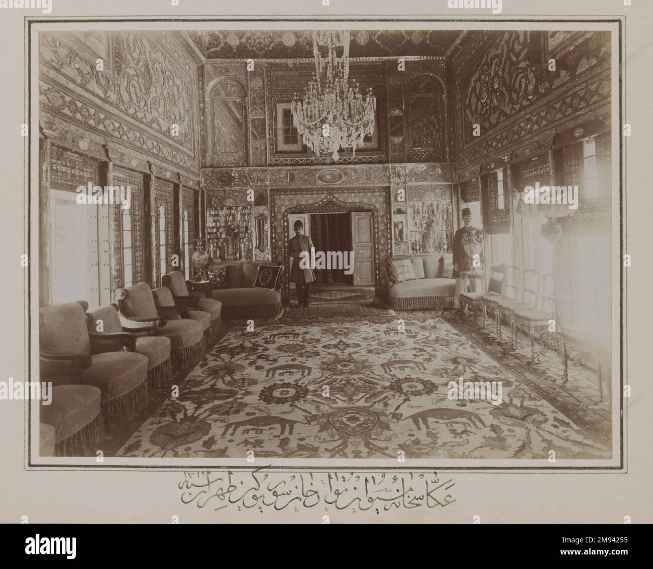 Persisches Zimmer in Mooven-el-DowLES altem Haus, Teheran, eines von 274 Vintage-Fotos, 1901. Gelatine Silber Druckpapier, Foto: 6 3/4 x 9 Zoll (17,1 x 22,9 cm);. Kunst der islamischen Welt 1901 Stockfoto