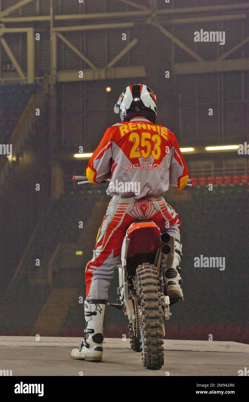 Der Stunt-Motorradfahrer Jason Rennie hat am Ende der vierten Runde der Maxxis British Supercross Championship im Millennium Stadium in Cardiff am 4. Dezember 2004 seinen Rekordsprung gemacht. Stockfoto