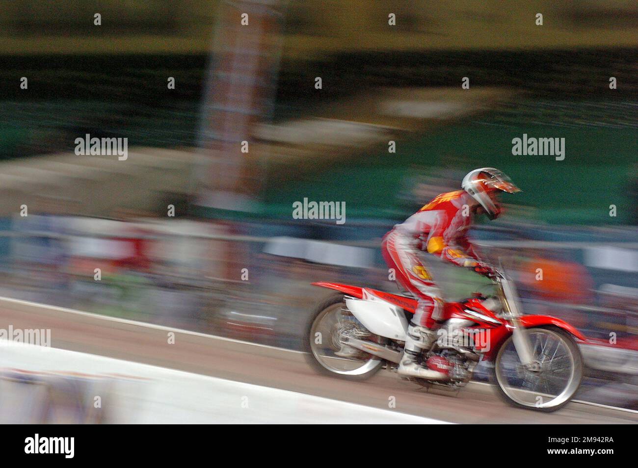 Der Stunt-Motorradfahrer Jason Rennie hat am Ende der vierten Runde der Maxxis British Supercross Championship im Millennium Stadium in Cardiff am 4. Dezember 2004 seinen Rekordsprung gemacht. Stockfoto