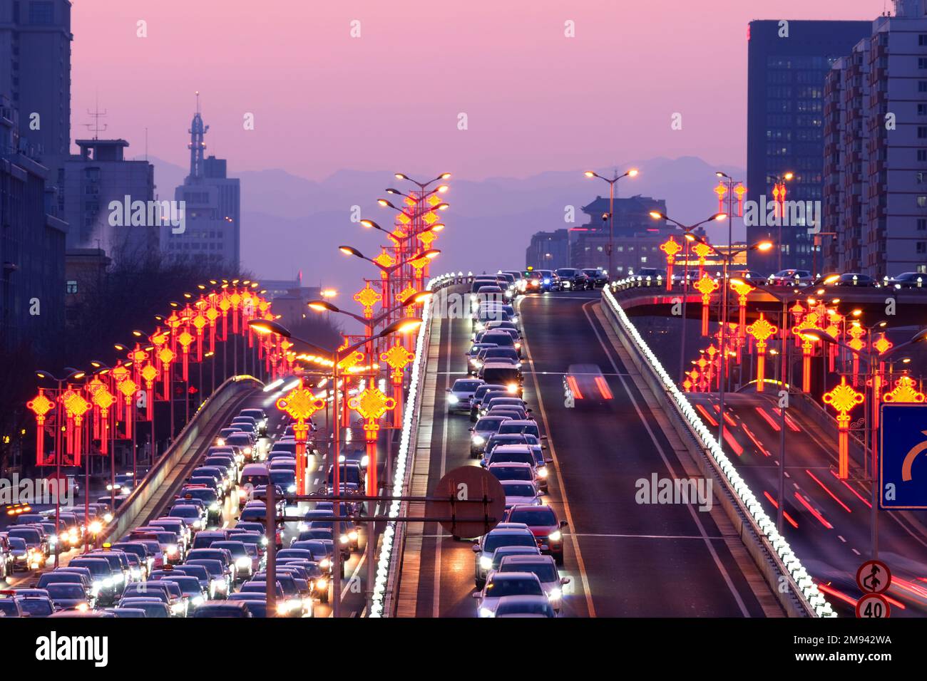 PEKING, CHINA - 16. JANUAR 2023 - der „chinesische Knoten“, der am Abend des 16. Januar 2023 in Beijin um die Muxidi-Brücke auf der Chang „an Street“ geschmückt ist Stockfoto