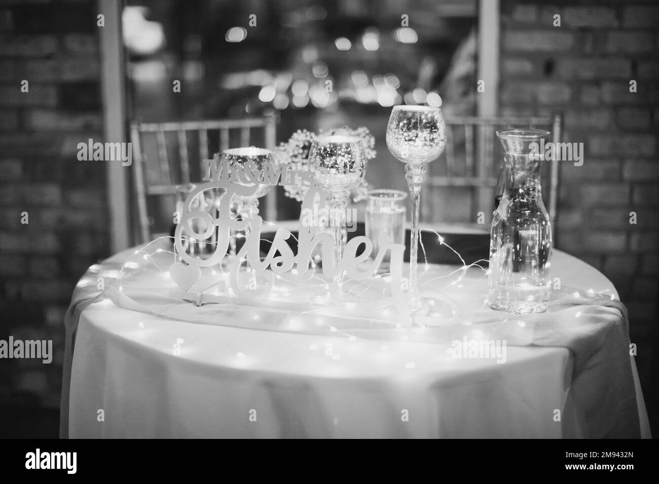 Hochzeitstisch Tische Blumen Alkoholempfang Feier Kerzen Stockfoto