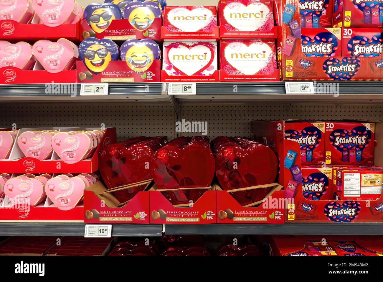 Süßigkeiten und Schokolade zum Valentinstag auf einem Regal ausgestellt. Metro Vancouver, B.C., Kanada. Stockfoto
