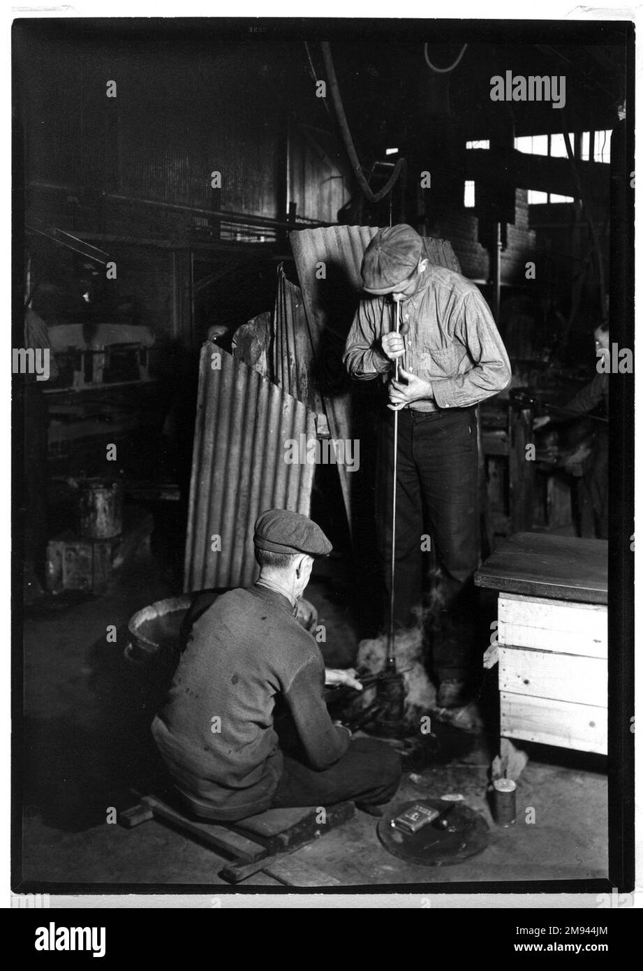 [Unbenannt] (Blowing into Mold) Lewis Wickes Hine (amerikanisch, 1874-1940). , 1936-1937. Foto: Gelatine Silver, 7 x 5 cm (17,8 x 12,7 cm). Fotografie 1936-1937 Stockfoto