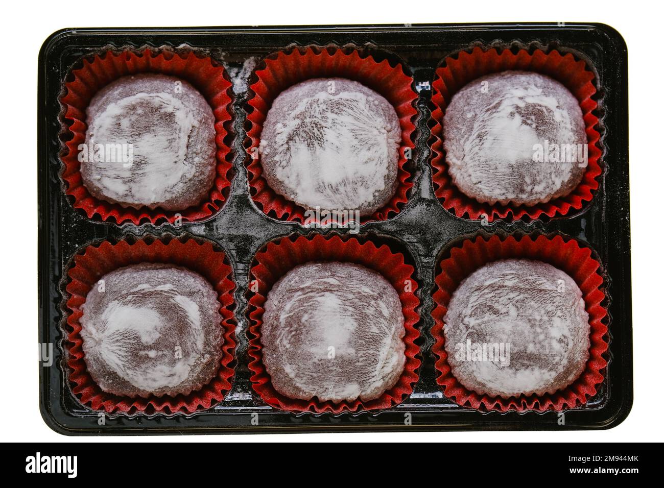 mochi Cakes.Berry Mochi in Puderzucker in Verpackung isoliert auf weißem Hintergrund. Traditionelles japanisches Dessert auf weißem Hintergrund Stockfoto