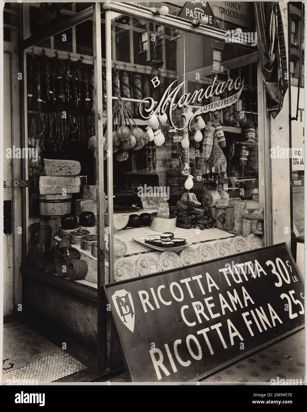 Cheese Store: 276 bleeker Street, Manhattan Berenice Abbott (amerikanisch, 1898-1991). Cheese Store: 276 bleeker Street, Manhattan, 2. Februar 1937. Foto: Gelatine Silver, 9 9/16 x 7 9/16 cm (24,3 x 19,2 cm). Fotografie 2. Februar 1937 Stockfoto