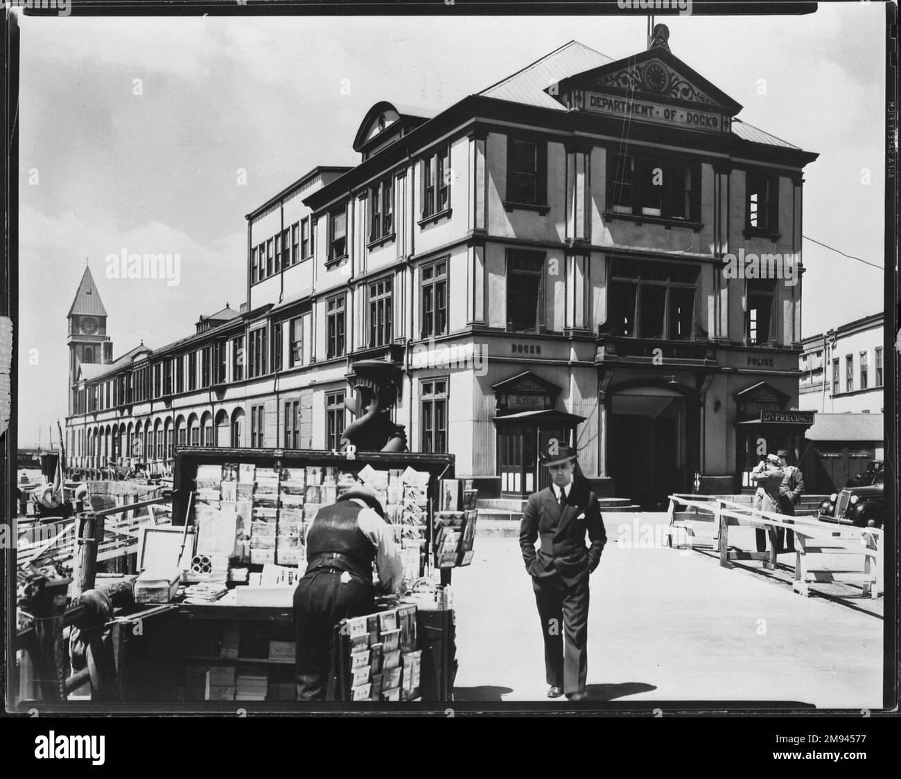 Abt. Docks and Police Station, Pier A, North River, Manhattan Berenice Abbott (amerikanisch, 1898-1991). Abt. Docks and Police Station, Pier A, North River, Manhattan, Mai 5, 1936. Foto: Gelatine Silver, Bogen: 8 x 10 cm (20,3 x 25,4 cm). Fotografie 5. Mai 1936 Stockfoto