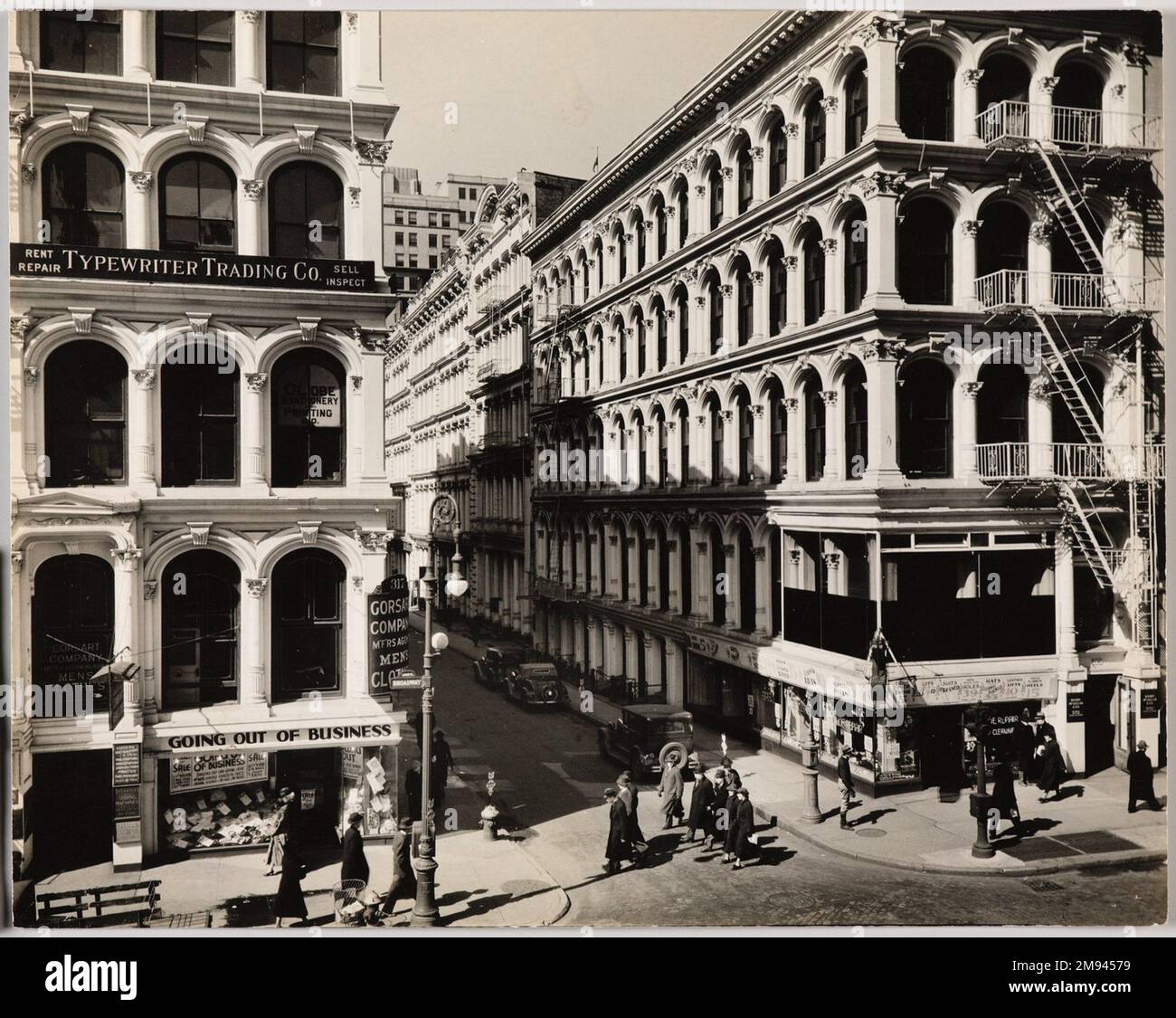 Broadway und Thomas Street, Manhattan Berenice Abbott (amerikanisch, 1898-1991). Broadway und Thomas Street, Manhattan, 6. März 1936. Foto: Gelatine Silver, 7 5/8 x 9 9/16 cm (19,4 x 24,3 cm). Fotografie 6. März 1936 Stockfoto