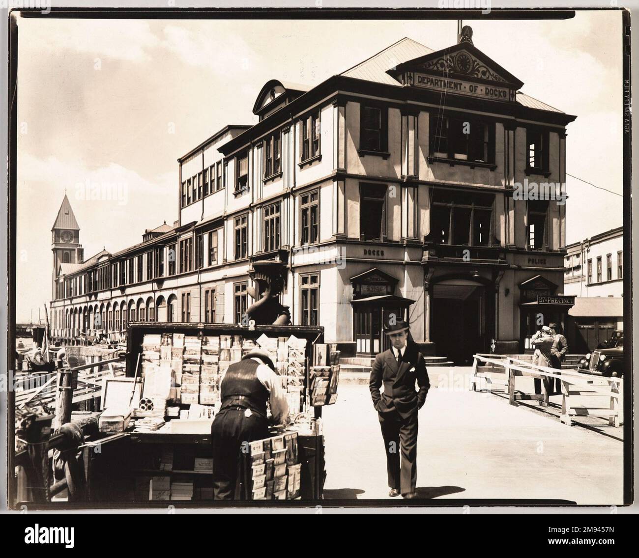 Abt. Docks and Police Station, Pier A, North River, Manhattan Berenice Abbott (amerikanisch, 1898-1991). Abt. Docks and Police Station, Pier A, North River, Manhattan, Mai 5, 1936. Foto: Gelatine Silver, Bogen: 8 x 10 cm (20,3 x 25,4 cm). Fotografie 5. Mai 1936 Stockfoto