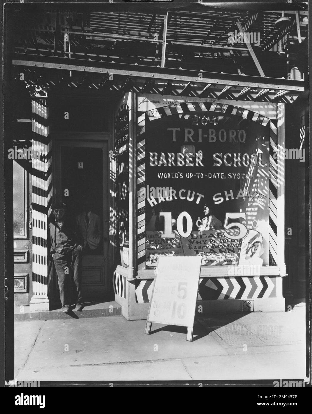 Tri-Boro Barber School Berenice Abbott (Amerikanisch, 1898-1991). , 24. Oktober 1935. Foto: Gelatine Silver, Bogen: 9 7/8 x 7 7/8 cm (25,1 x 20 cm). Fotografie 24. Oktober 1935 Stockfoto