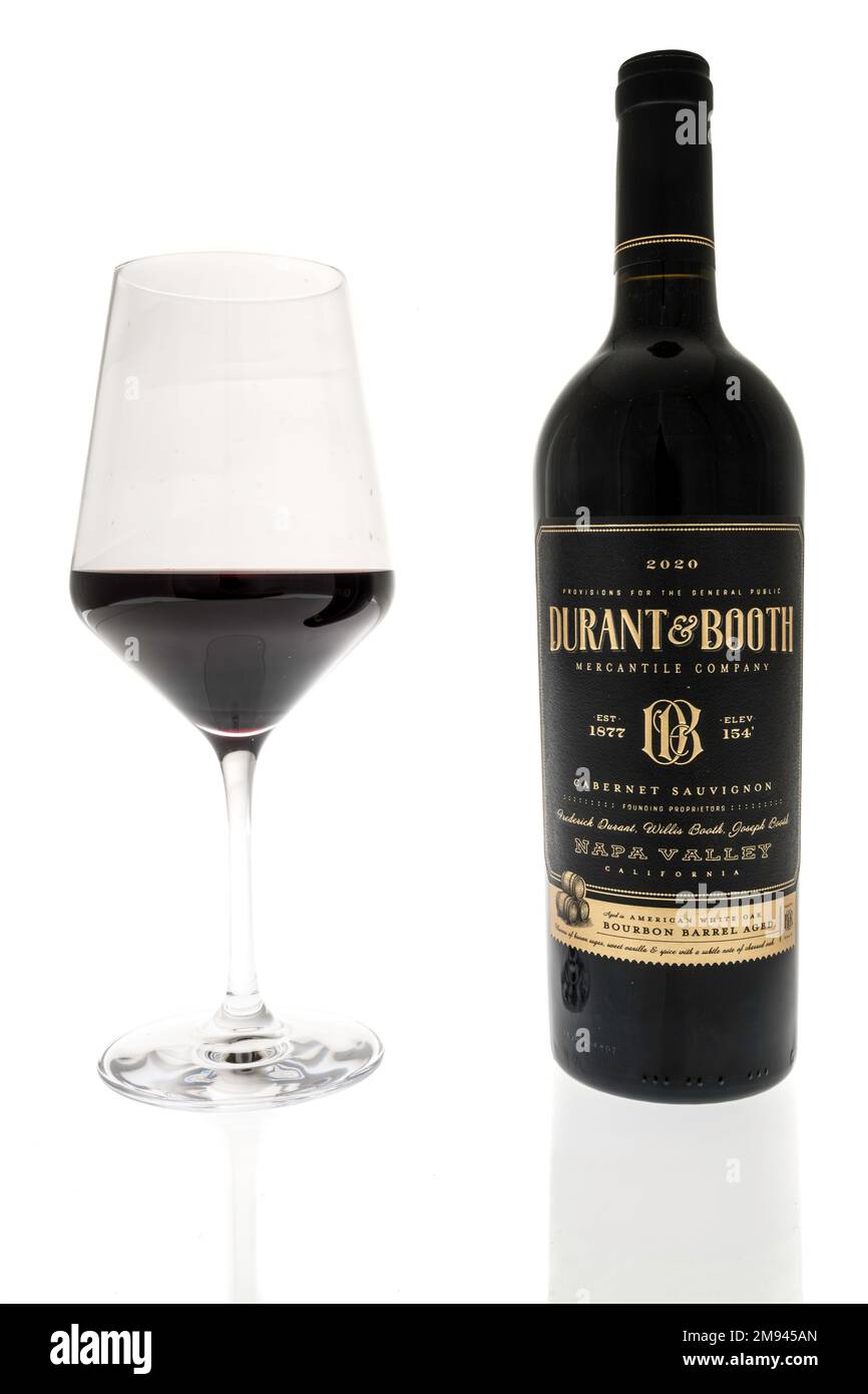 Winneconne, WI - 8. Januar 2023: Eine Flasche Durant und der Wein cabernet sauvignon Napa Valley in abgeschiedener Umgebung. Stockfoto Winneconne, WI - 8. Januar 2023: Eine Flasche Durant und der Wein cabernet sauvignon Napa Valley in abgeschiedener Umgebung. Stockfoto