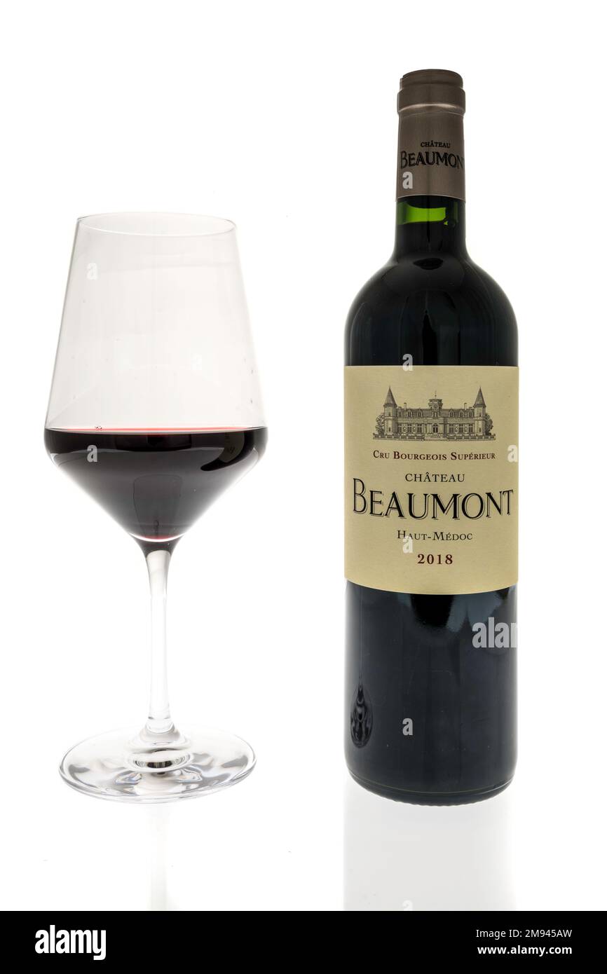 Winneconne, WI - 8. Januar 2023: Eine Flasche Cru Bourgeois Superieur Chateau beaumont in abgeschiedener Umgebung. Stockfoto