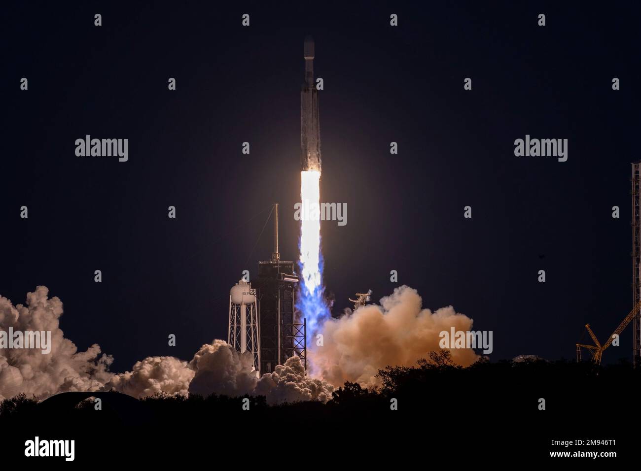Cape Canaveral, Vereinigte Staaten von Amerika. 15. Januar 2023. Eine SpaceX Heavy Rakete mit der USSF-67 Nutzlast für die USA Die Space Force hebt vom Lunch Pad 39A an der Cape Canaveral Space Force Station ab, 15. Januar 2023 in Cape Canaveral, Florida. Die unbemannte Rakete transportiert mehrere Kommunikations-Nutzlasten für die Space Force. Kredit: Space Force/USSF/Alamy Live News Stockfoto