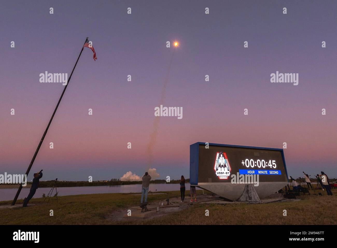Cape Canaveral, Vereinigte Staaten von Amerika. 15. Januar 2023. Eine SpaceX Heavy Rakete mit der USSF-67 Nutzlast für die USA Die Space Force hebt vom Lunch Pad 39A an der Cape Canaveral Space Force Station ab, 15. Januar 2023 in Cape Canaveral, Florida. Die unbemannte Rakete transportiert mehrere Kommunikations-Nutzlasten für die Space Force. Kredit: Space Force/USSF/Alamy Live News Stockfoto