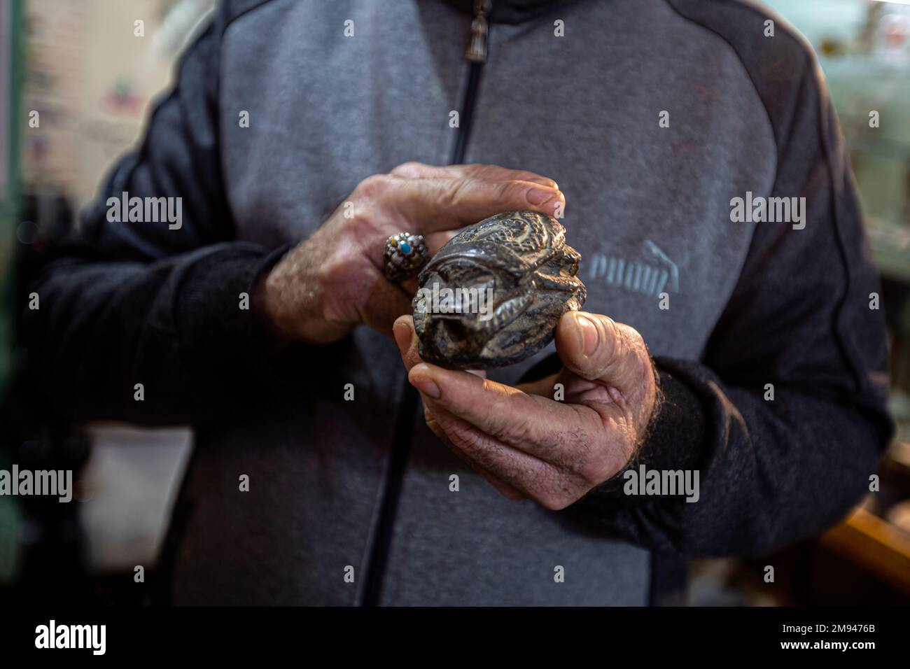 Palästinensischer Ramadan sammelt „Reichtum“ an Steinen und archäologischen Felsen in Gaza. Palästinensischer Ramadan Ahmed liebt es, in seinem kleinen Museum in seinem Haus in Khan Yunis, südlich des Gazastreifens, in die Tiefen der antiken Zivilisationen einzutauchen, wo er liebend gerne eine Gruppe kostbarer Artefakte erwirbt, darunter den jemenitischen Achatstein, den Sijil-Stein, der im Heiligen Koran erwähnt wird, Kristalle und transparente Steine, der berühmte Fingerabdruckstein und der Mondmeteoritenstein, einer der seltensten Arten der Welt, Steine, die mit seltsamen Formen aus der Antike bemalt sind. (Foto: Yousef Masou Stockfoto