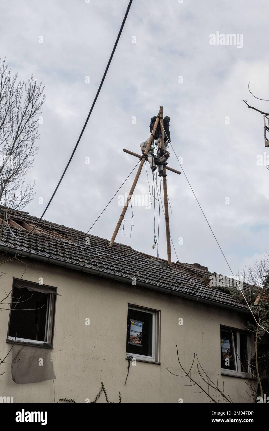 01-13-2023. Lutzerath, Deutschland. Das Dorf ist abgeriegelt und wird abgerissen, um darunter Braunkohle abzubauen. Gebäude werden abgerissen und die letzten Demonstranten werden aus den Bäumen und Baumhäusern entfernt Stockfoto