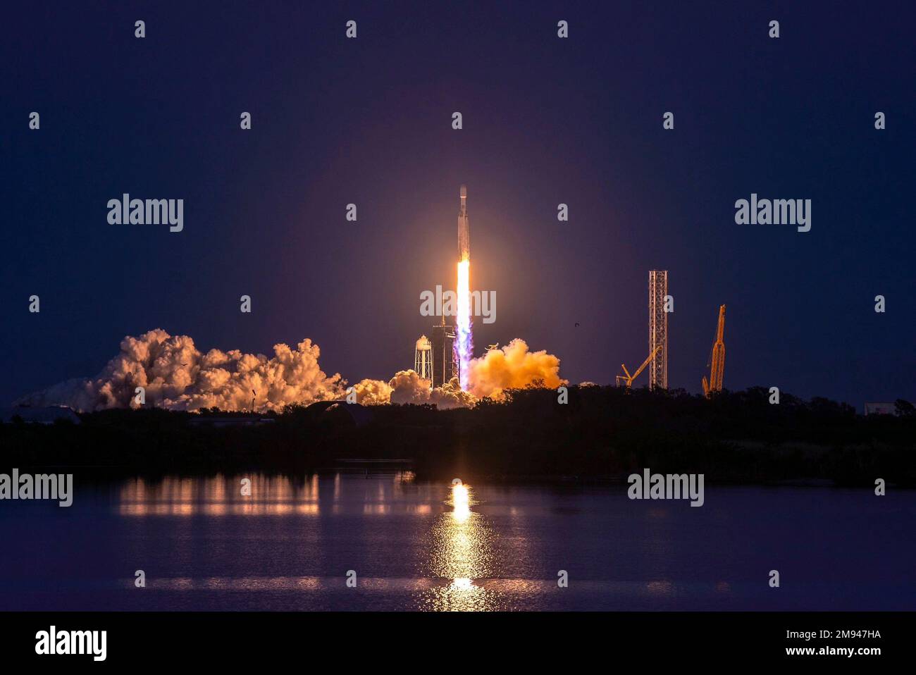 Cape Canaveral, Vereinigte Staaten von Amerika. 15. Januar 2023. Eine SpaceX Falcon Heavy Rakete mit der USSF-67 Nutzlast für die USA Die Space Force hebt vom Lunch Pad 39A an der Cape Canaveral Space Force Station ab, 15. Januar 2023 in Cape Canaveral, Florida. Die unbemannte Rakete transportiert mehrere Kommunikations-Nutzlasten für die Space Force. Kredit: Joshua Conti/USSF/Alamy Live News Stockfoto
