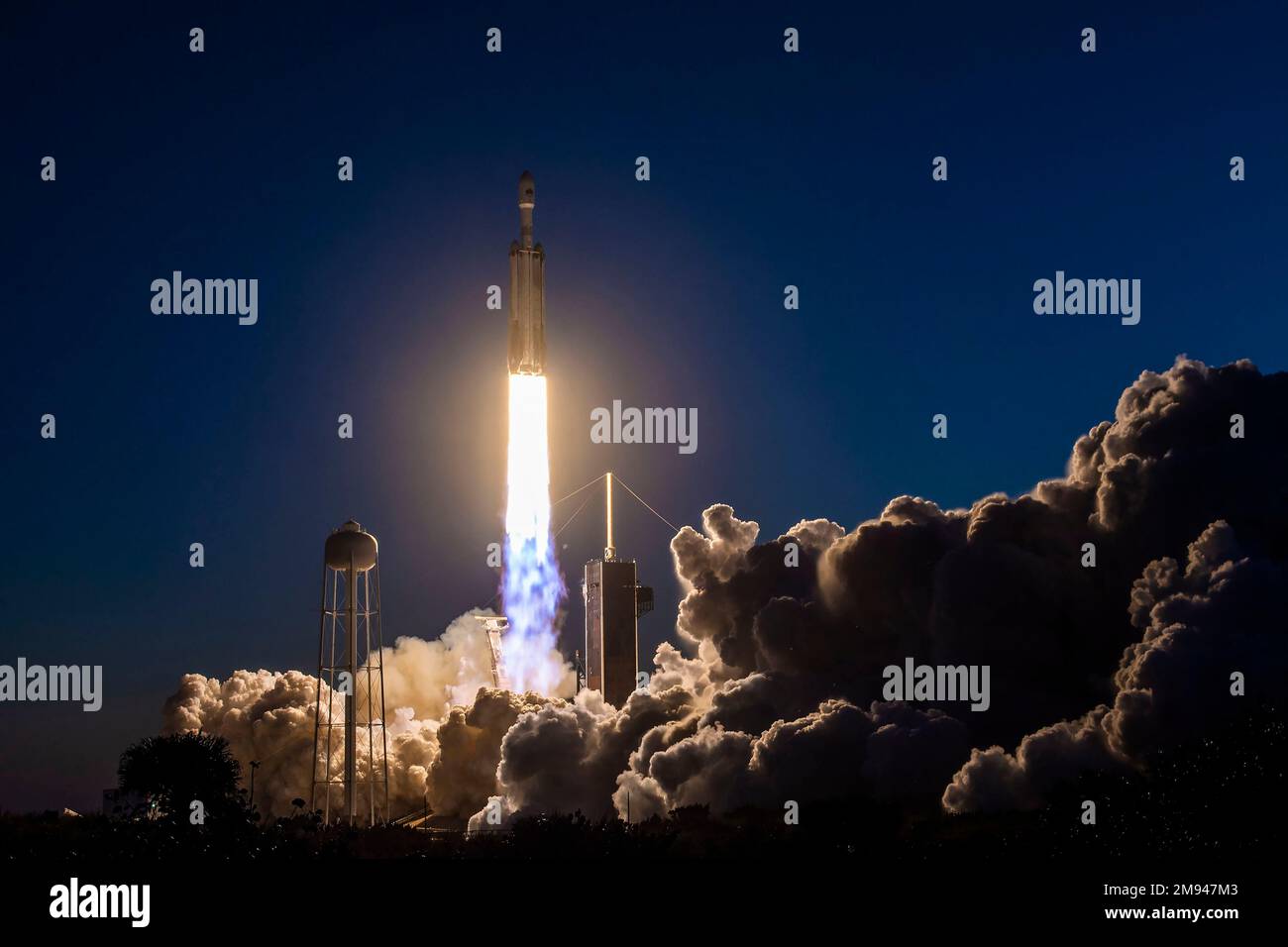 Cape Canaveral, Vereinigte Staaten von Amerika. 15. Januar 2023. Eine SpaceX Falcon Heavy Rakete mit der USSF-67 Nutzlast für die USA Die Space Force hebt vom Lunch Pad 39A an der Cape Canaveral Space Force Station ab, 15. Januar 2023 in Cape Canaveral, Florida. Die unbemannte Rakete transportiert mehrere Kommunikations-Nutzlasten für die Space Force. Kredit: Joshua Conti/USSF/Alamy Live News Stockfoto