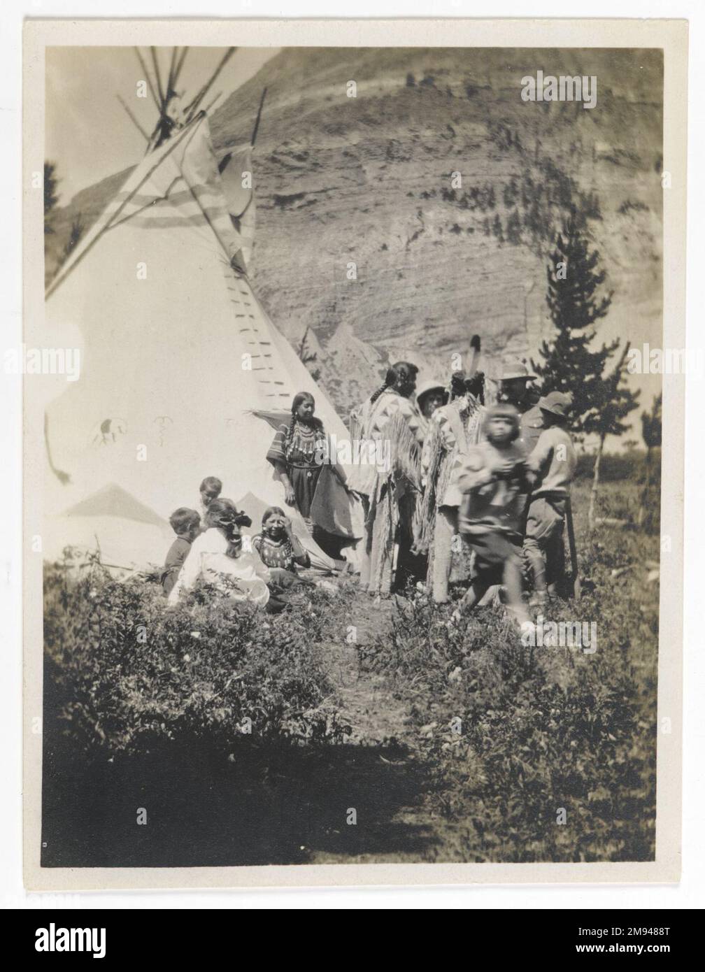 [Unbenannt] (informelle Familiengruppe neben einem Teepee) Unbekannt. , Ca. 1900. Foto: Gelatine Silver, 2 7/8 x 3 7/8 cm (7,4 x 9,8 cm). Fotografie ca. 1900 Stockfoto