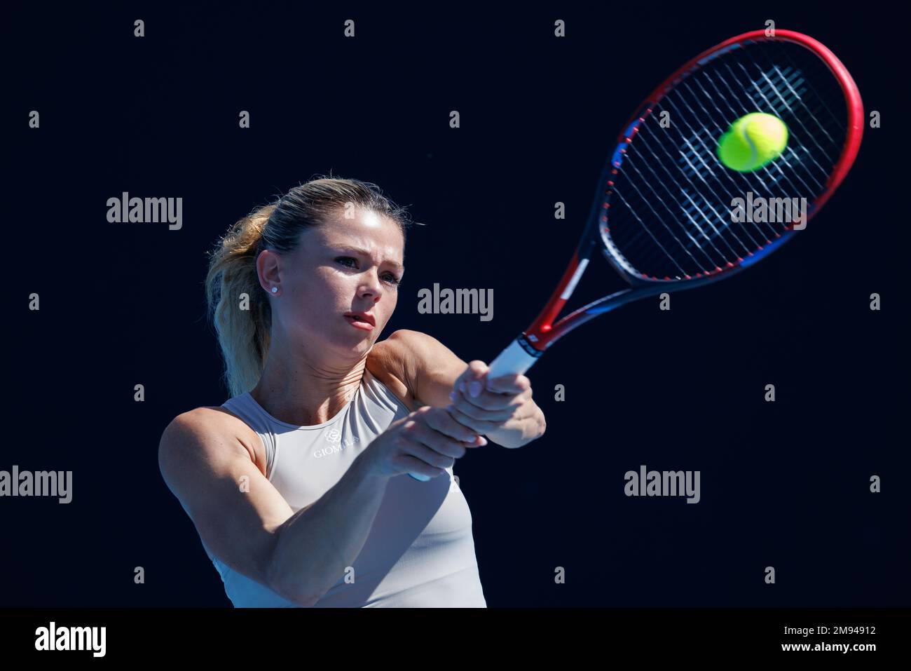 Melbourne, Australien. 17. Januar 2023. Camila GIORGI aus Italien im Kampf gegen Anastasia PAVLYUCHENKOVA im Singles-Spiel der Frauen am 2. Tag der Australian Open 2023 in der Rod Laver Arena in Melbourne, Australien. Sydney Low/Cal Sport Media Kredit: csm/Alamy Live News Stockfoto